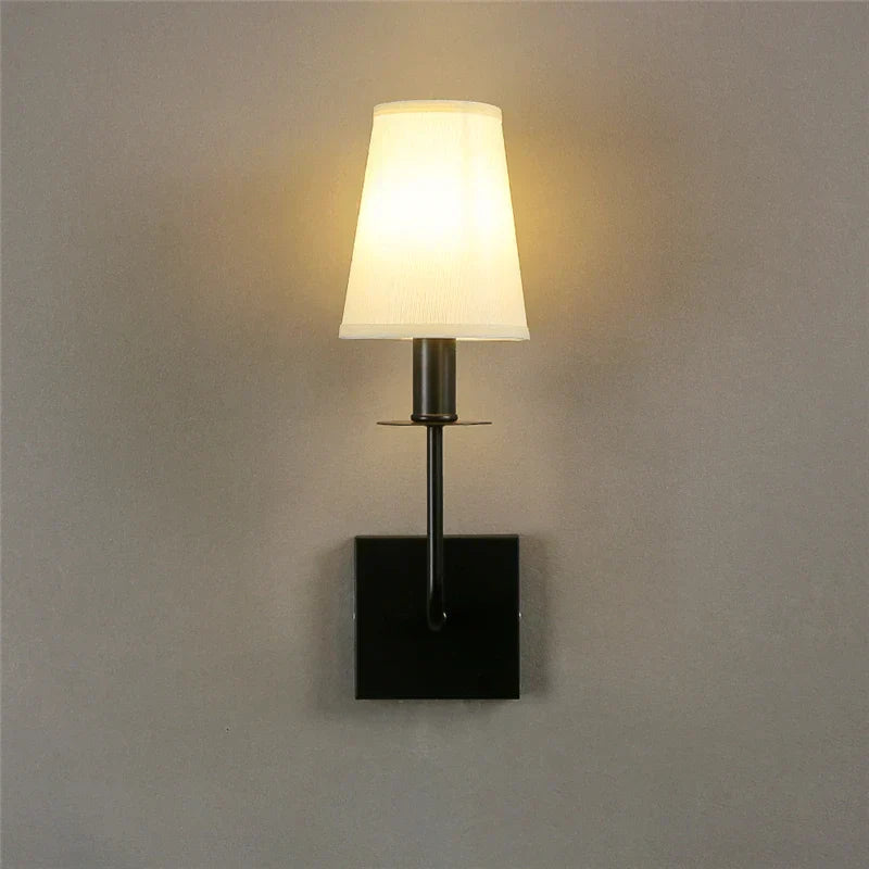 LuxShade - Elegance Lámpara de Pared Metálica Clásica con Pantalla de Tela – Lámpara LED