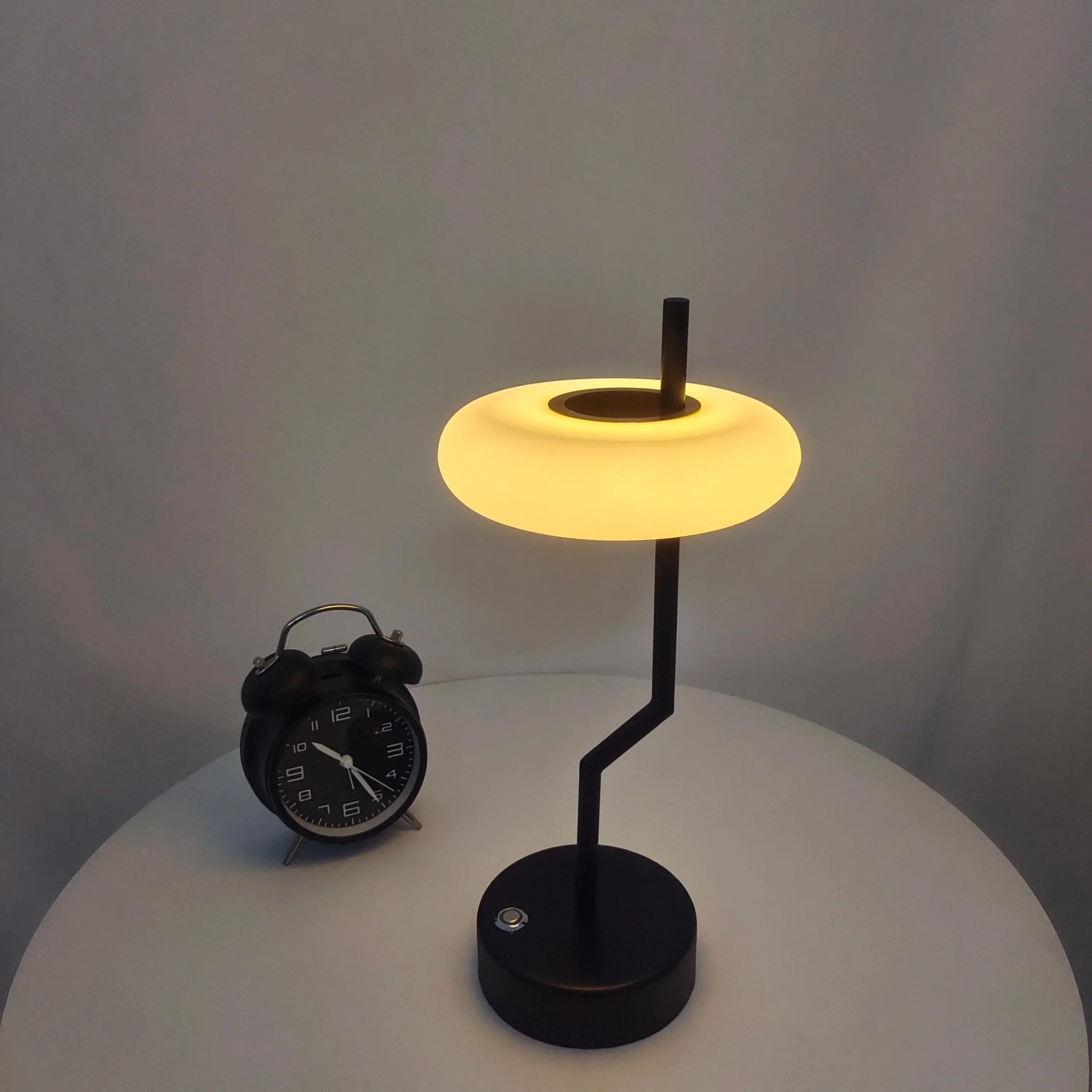 LumiTurn - Lámpara de mesa LED moderna con control táctil | Diseño regulable y giratorio