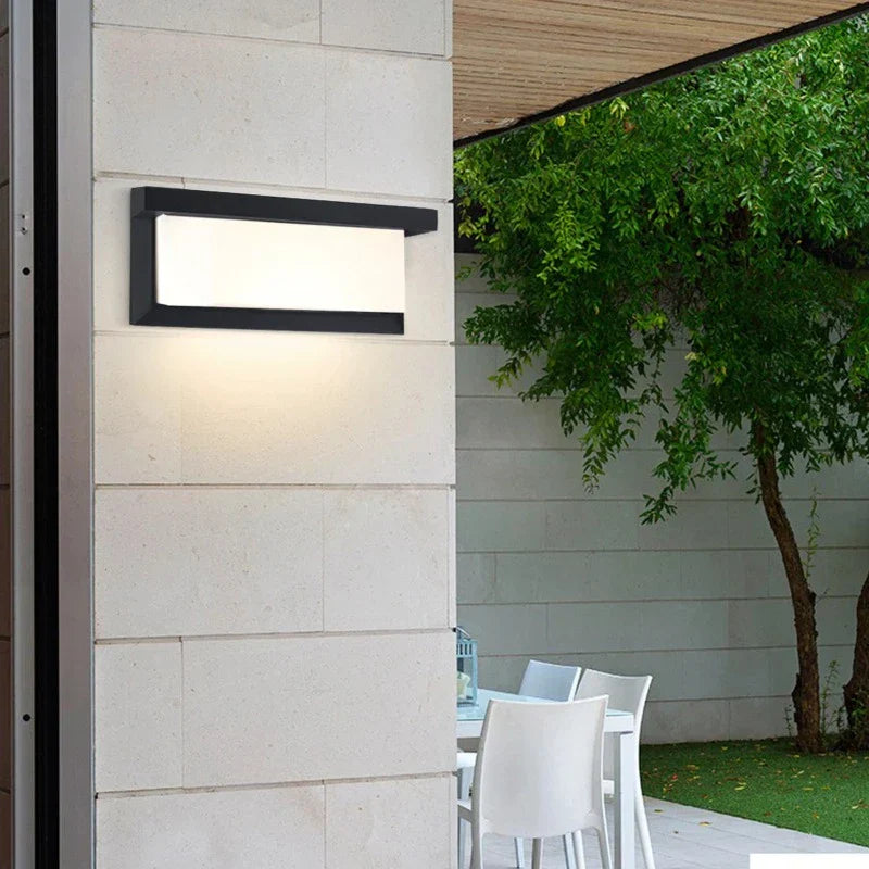 AquaLuxe - Lampada da Esterno LED Impermeabile e Sostenibile
