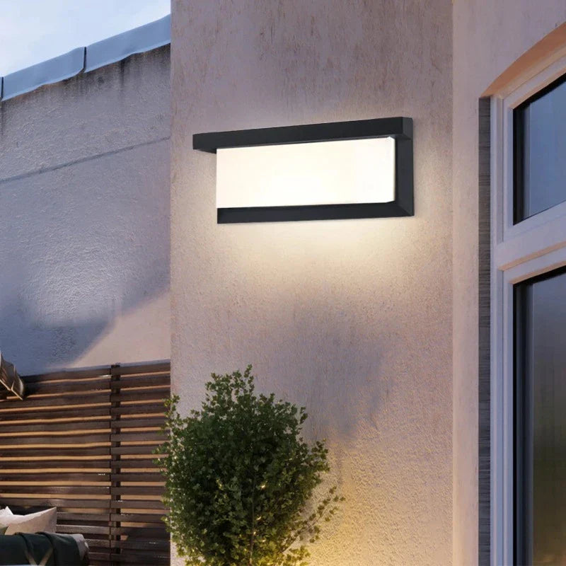 AquaLuxe - Lampada da Esterno LED Impermeabile e Sostenibile