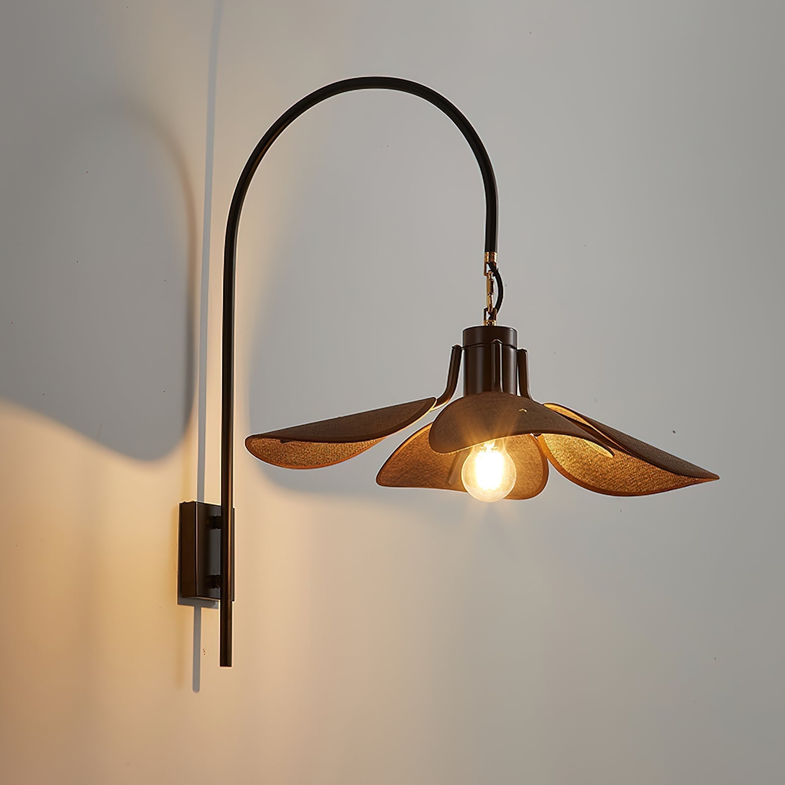 FloraLume – Lámpara de pared con forma de flor para iluminación elegante