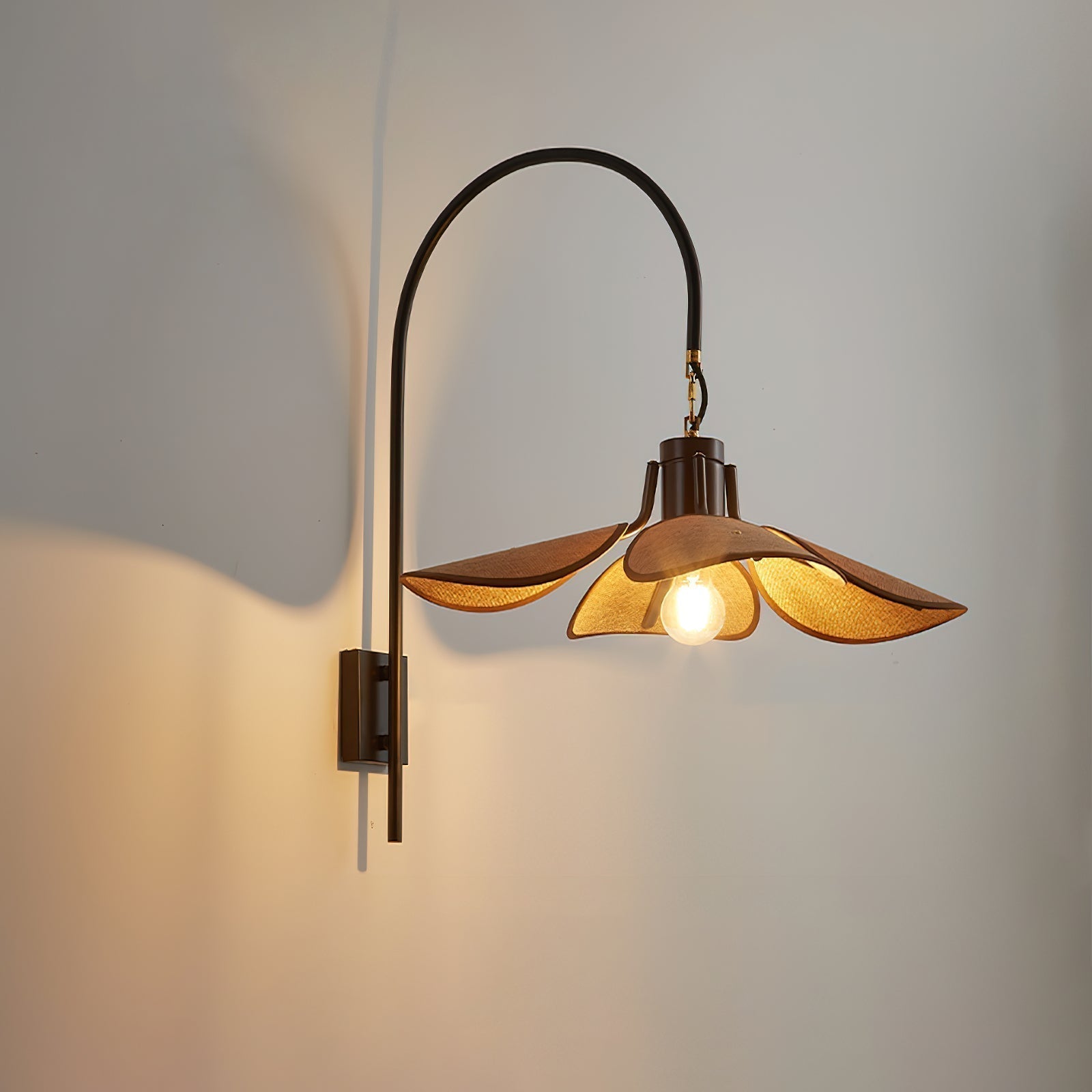 FloraLume – Lámpara de pared con forma de flor para iluminación elegante