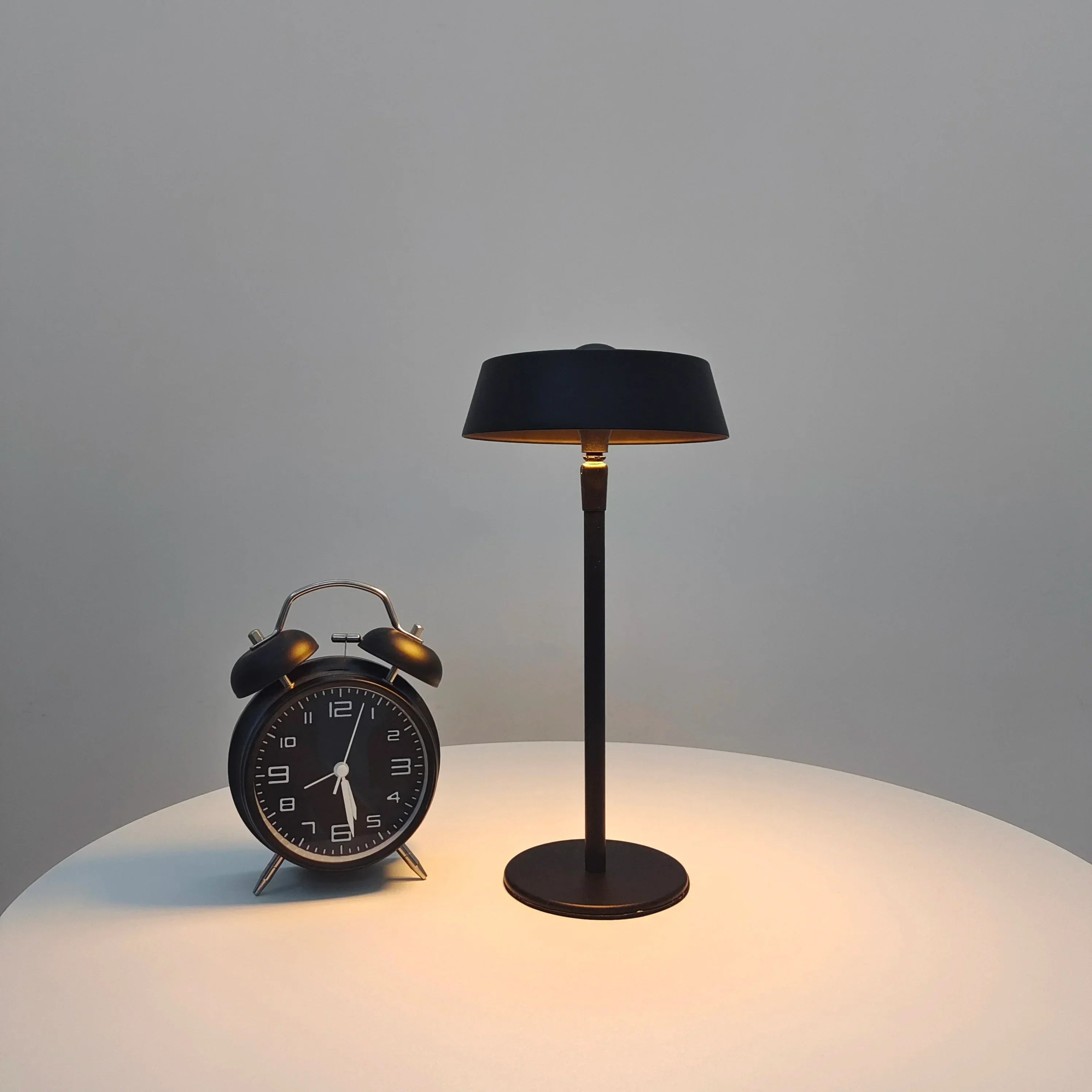 LumiTouch – Lámpara de mesa moderna con sensor y luz LED