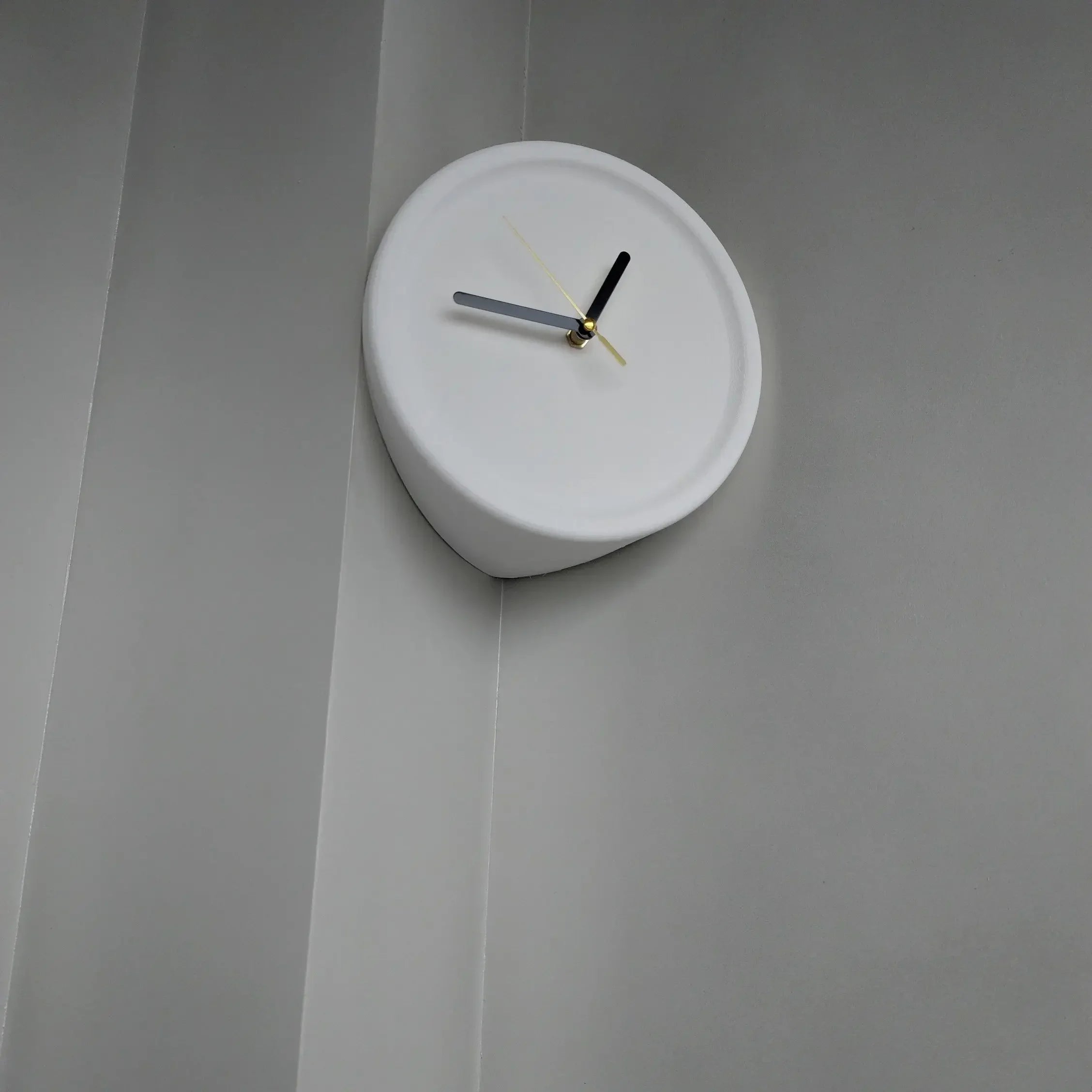 SilentCorner - Reloj de pared silencioso sin taladro para esquinas en casa