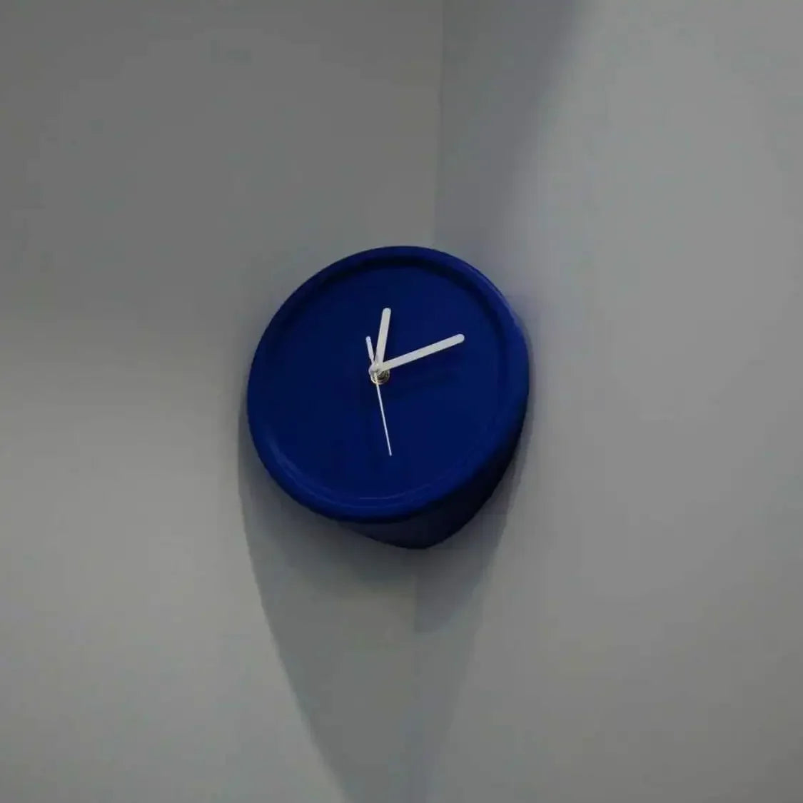 SilentCorner - Reloj de pared silencioso sin taladro para esquinas en casa