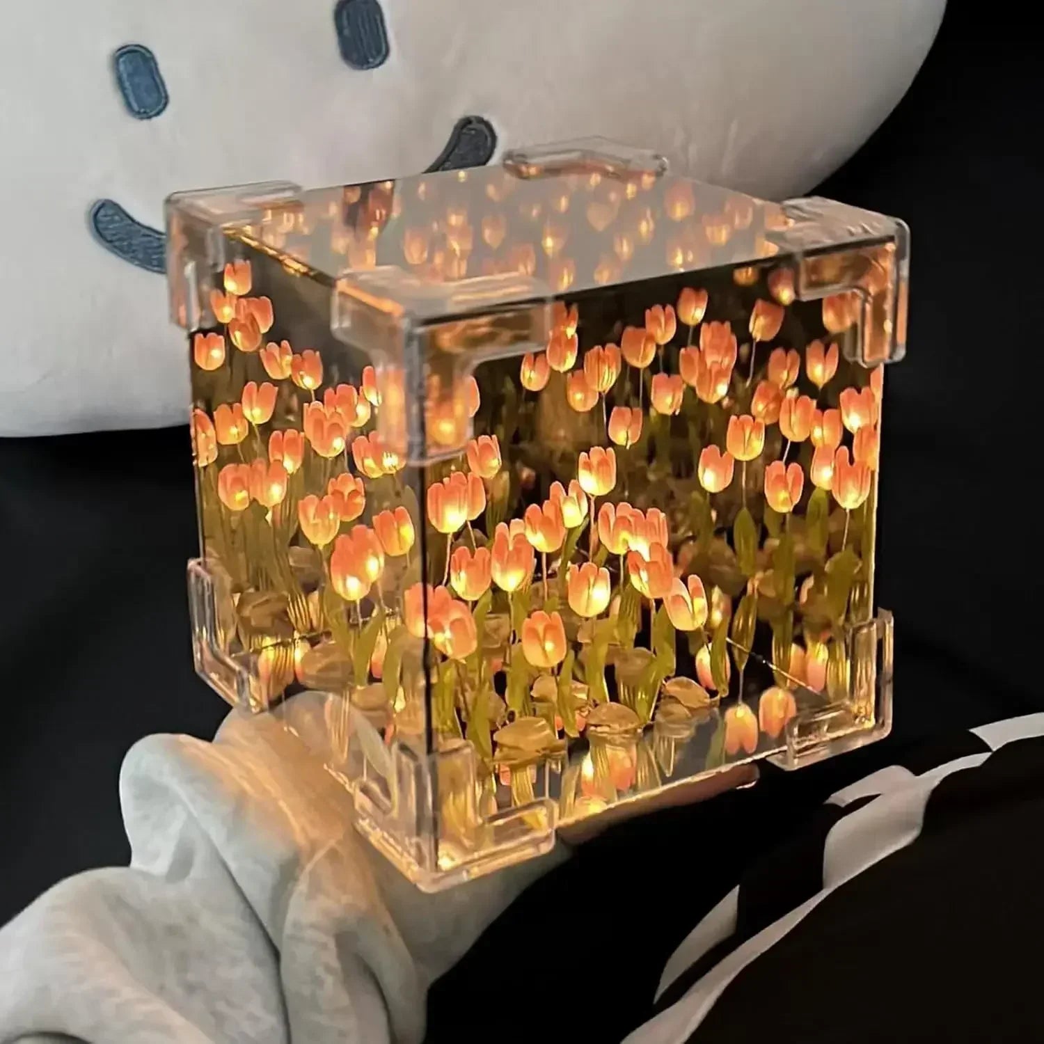 MirrorBloom - DIY Spiegelkubus Lamp met Tulpenontwerp