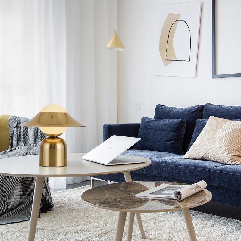 LuxeLume - Lampada da tavolo dorata con illuminazione LED