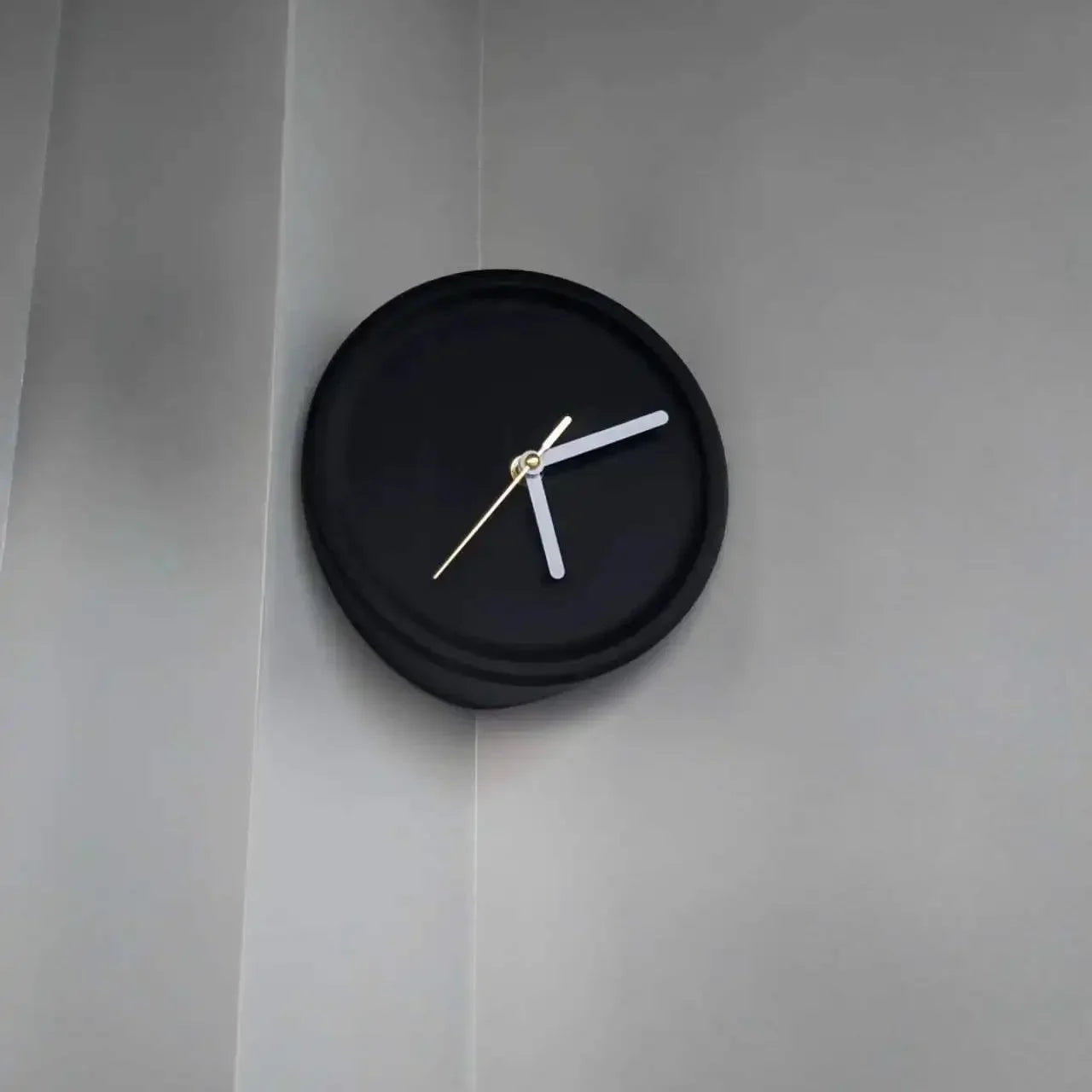 SilentCorner - Reloj de pared silencioso sin taladro para esquinas en casa