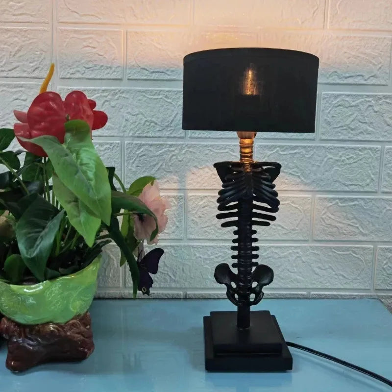 Lámpara de mesa esqueleto gótica
