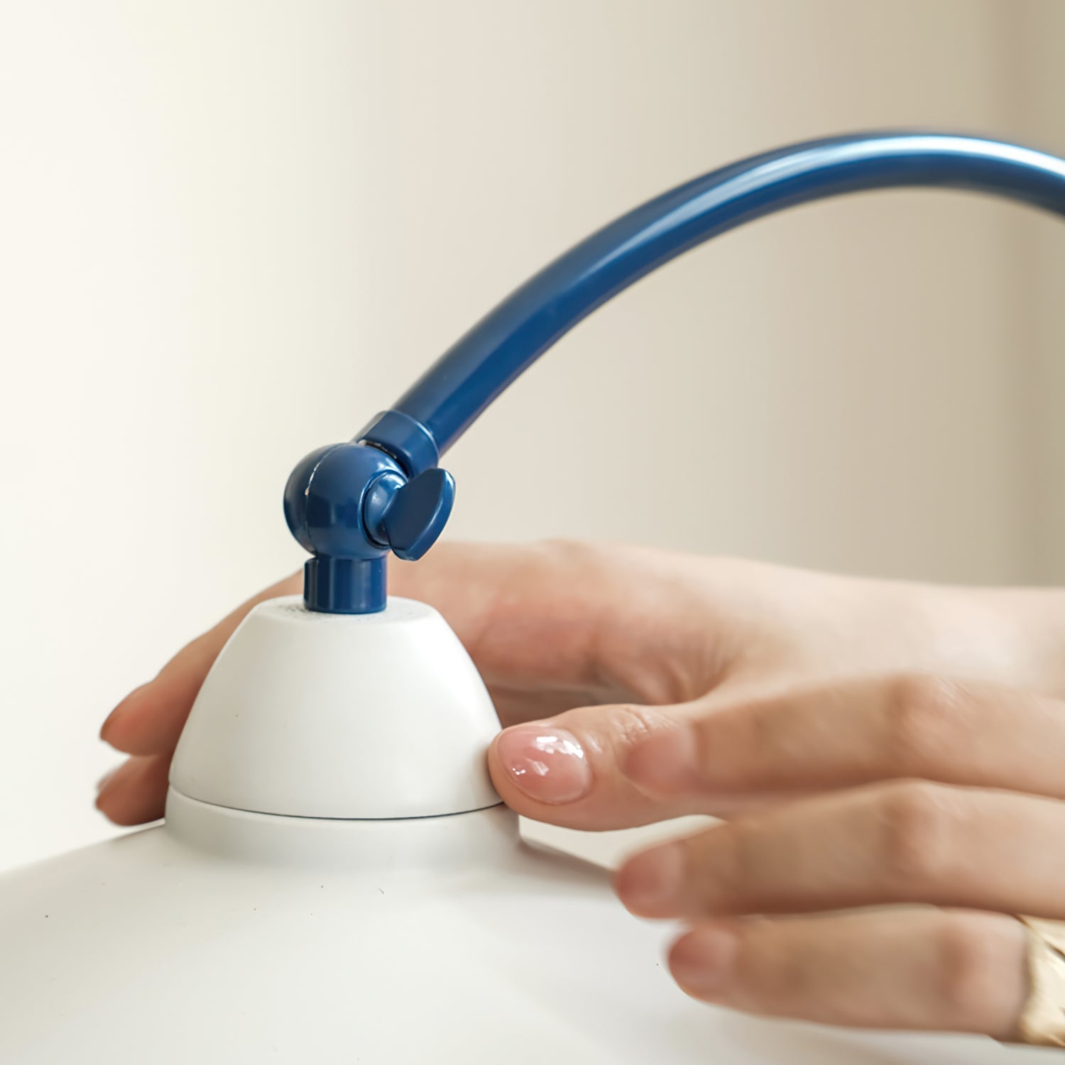 SwanGlow - Blauwe Design Tafellamp met Elegante Afwerking