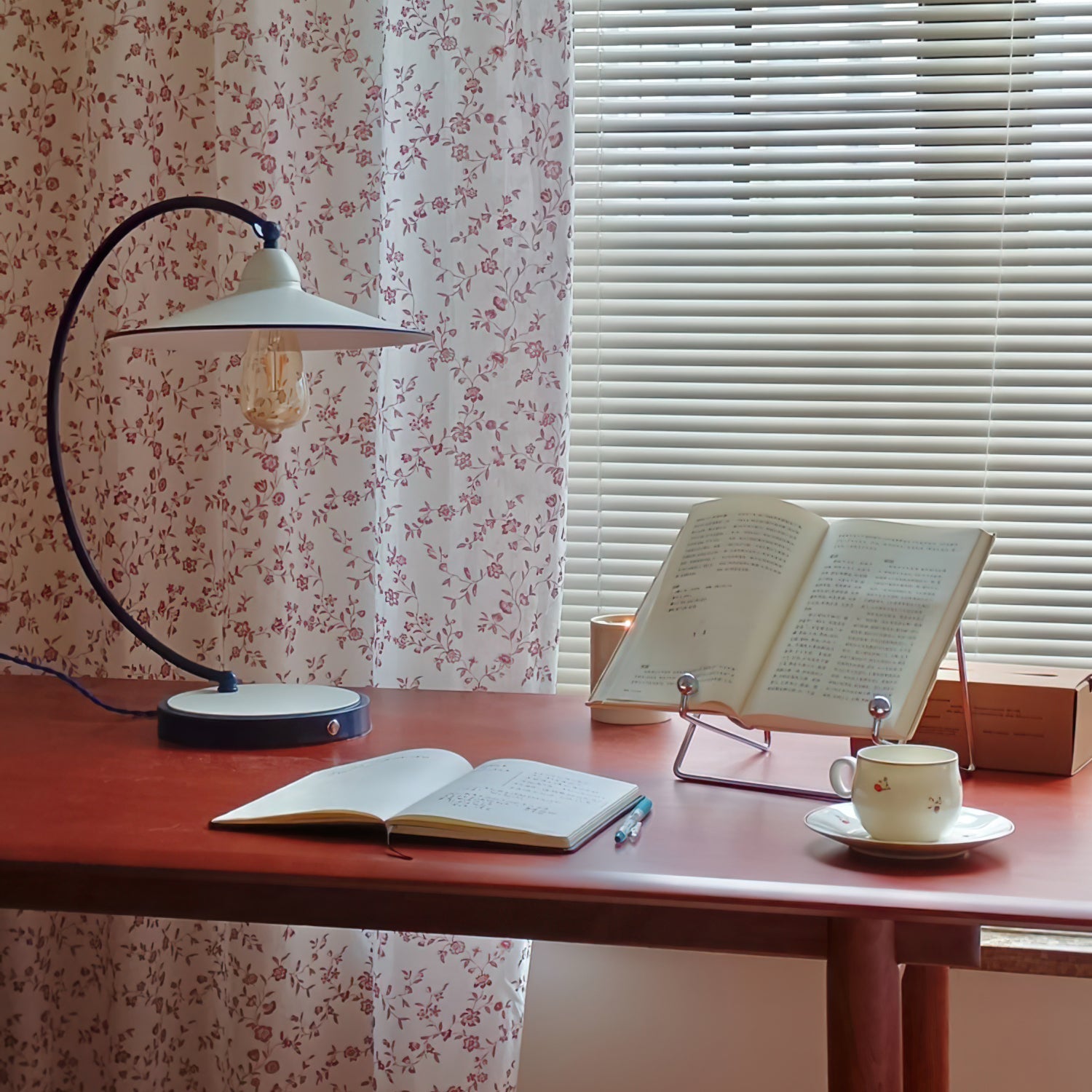 SwanGlow - Blauwe Design Tafellamp met Elegante Afwerking