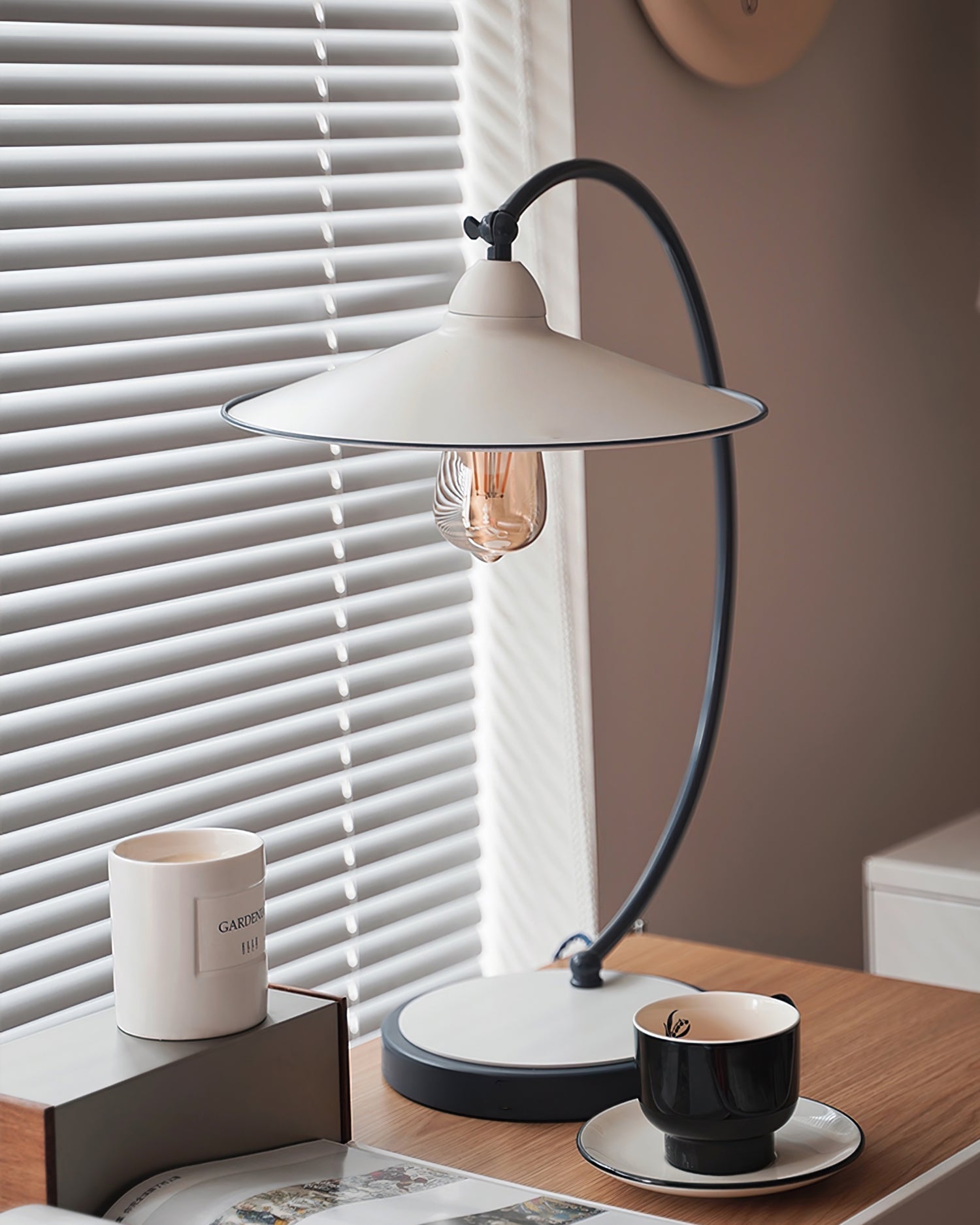 SwanGlow - Blauwe Design Tafellamp met Elegante Afwerking