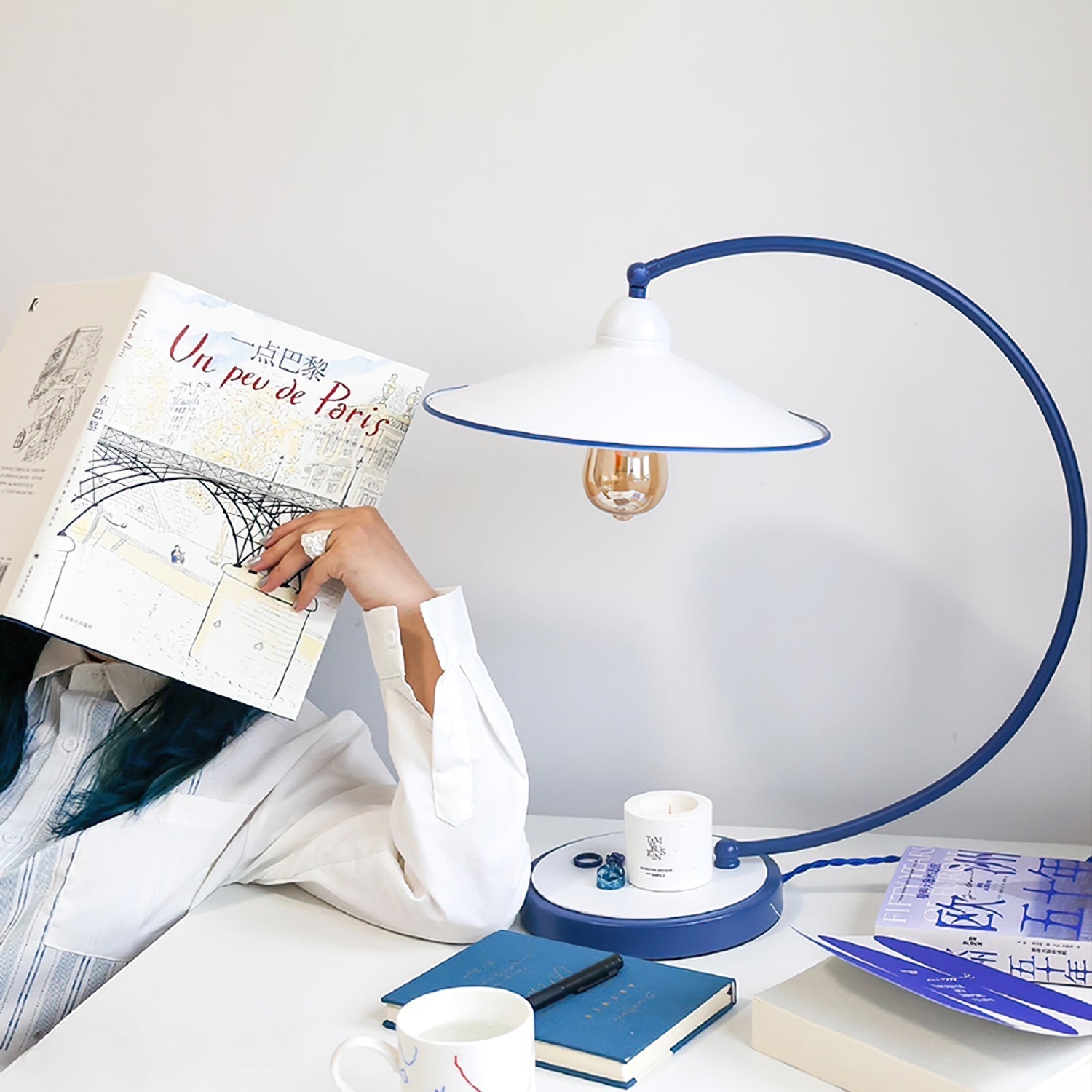 SwanGlow - Blauwe Design Tafellamp met Elegante Afwerking