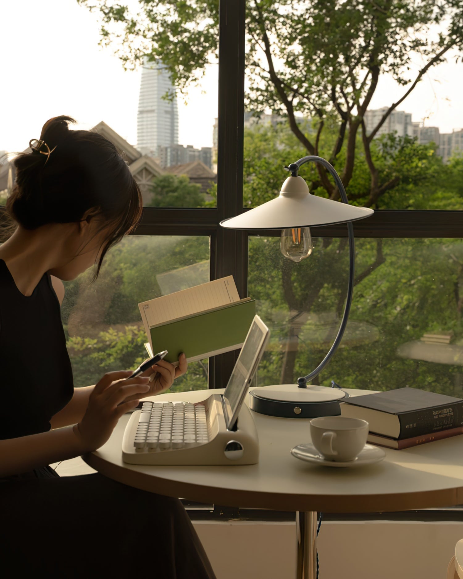 SwanGlow - Blauwe Design Tafellamp met Elegante Afwerking