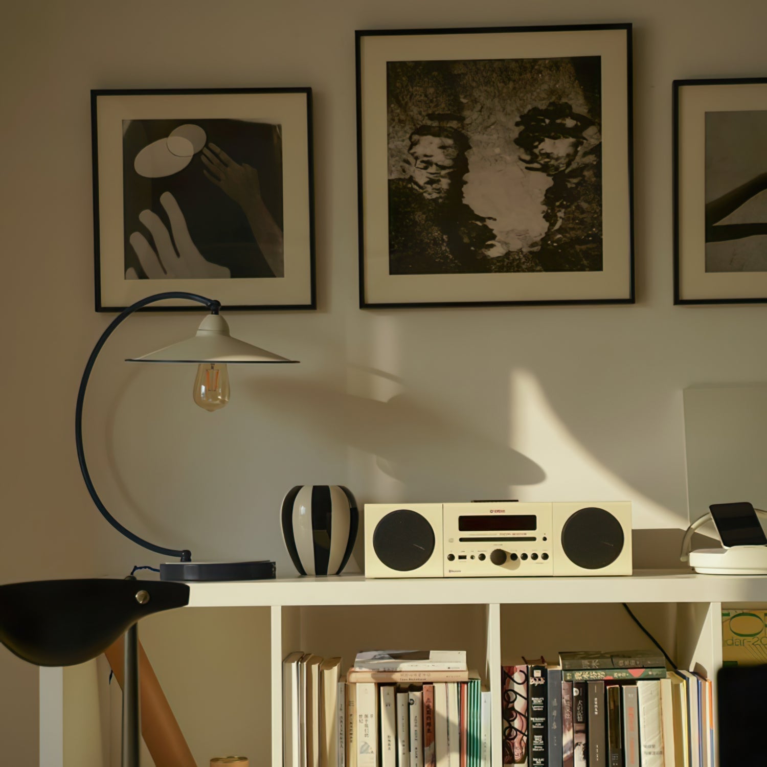 SwanGlow - Blauwe Design Tafellamp met Elegante Afwerking