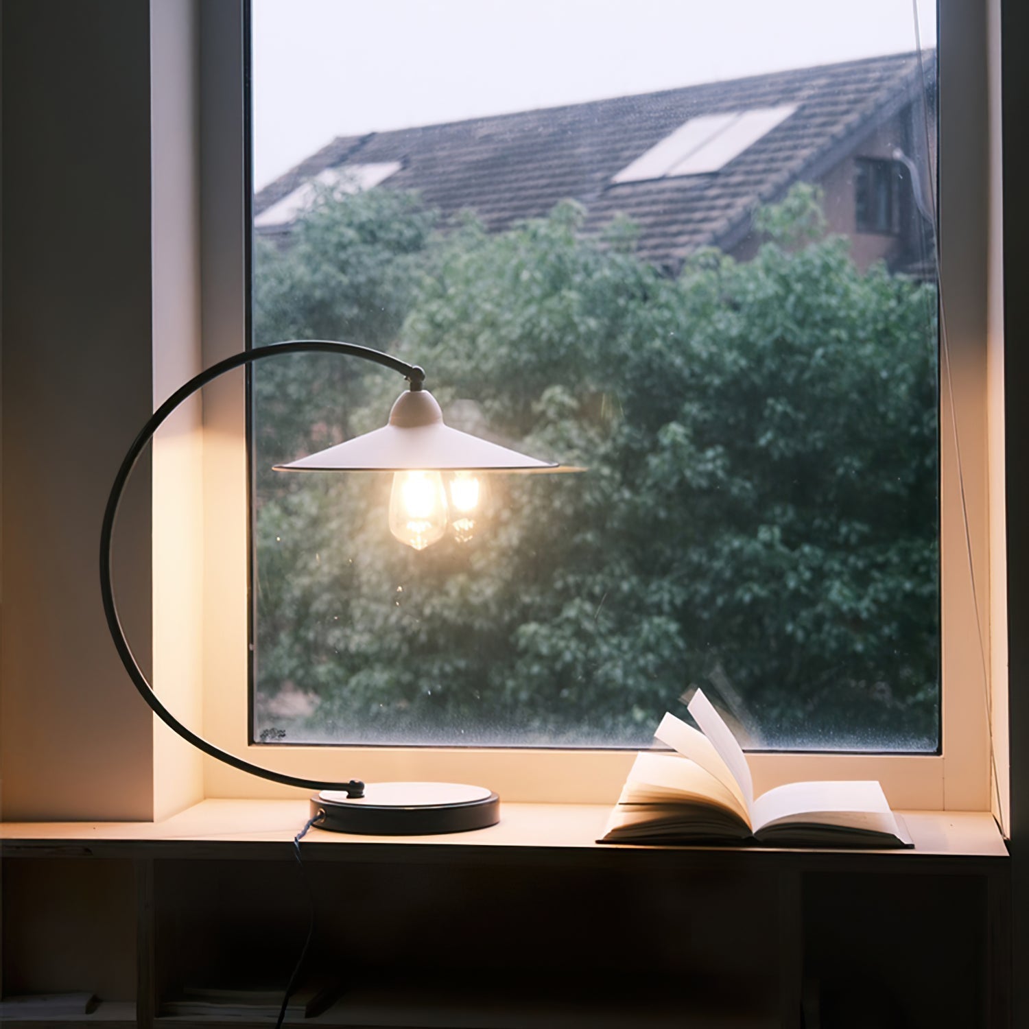 SwanGlow - Blauwe Design Tafellamp met Elegante Afwerking