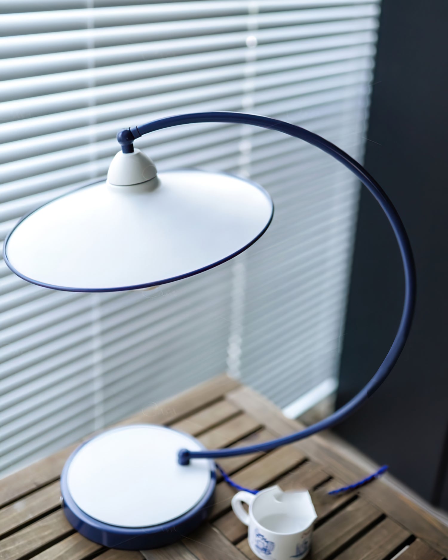 SwanGlow - Blauwe Design Tafellamp met Elegante Afwerking