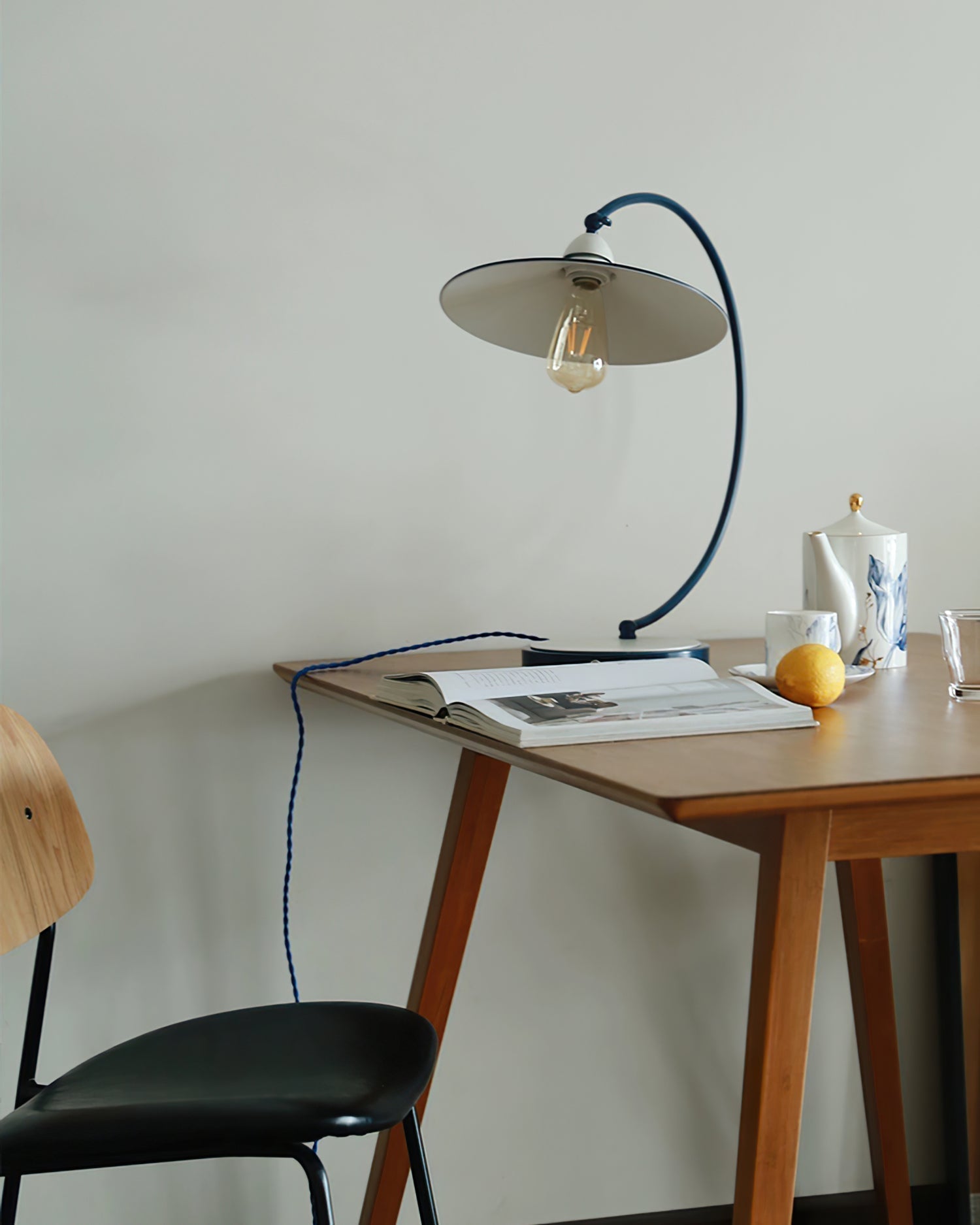 SwanGlow - Blauwe Design Tafellamp met Elegante Afwerking