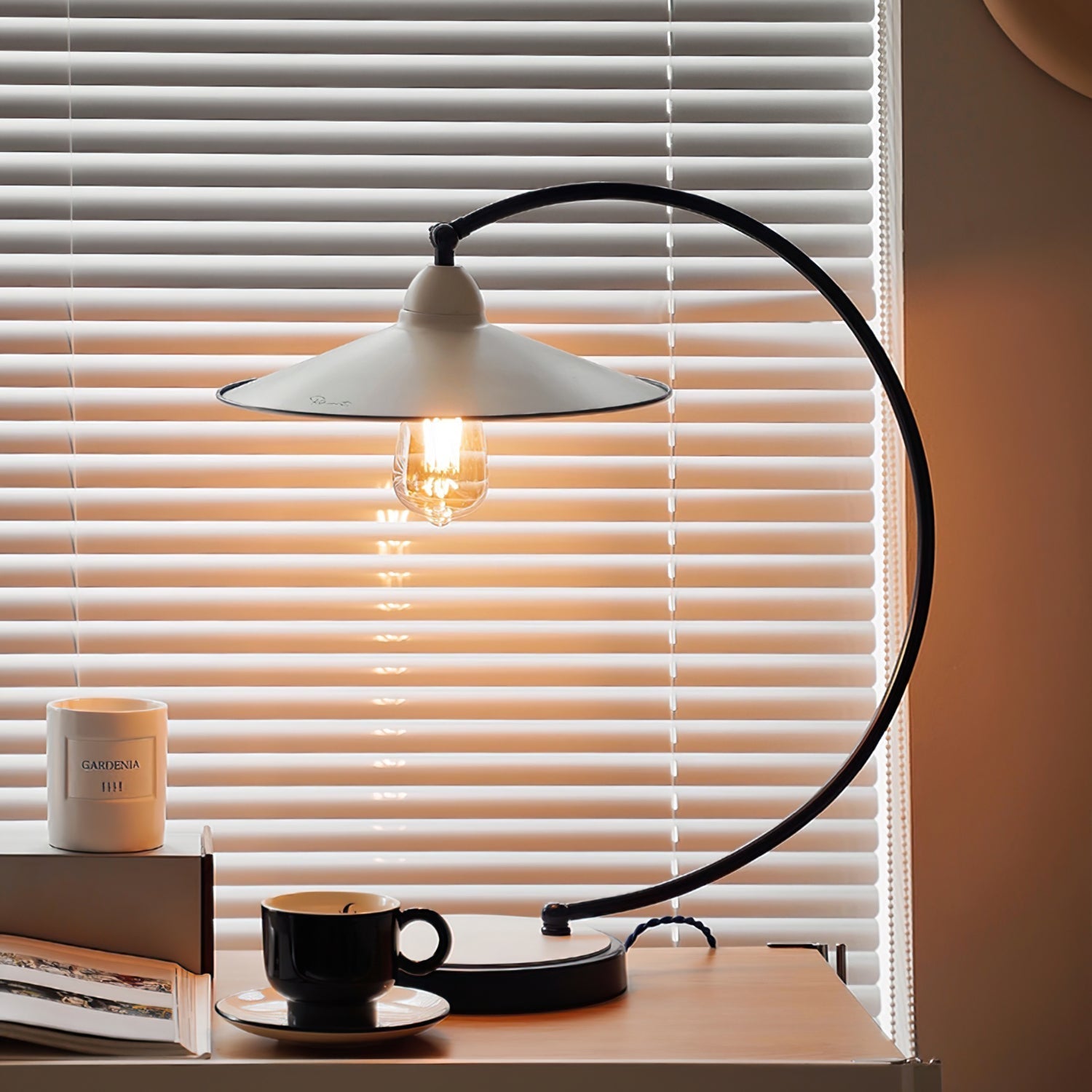 SwanGlow - Blauwe Design Tafellamp met Elegante Afwerking