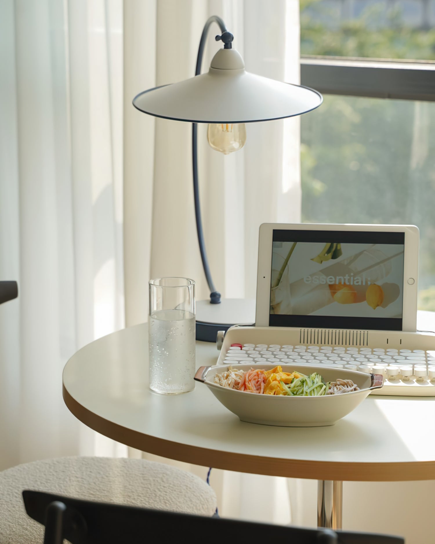 SwanGlow - Blauwe Design Tafellamp met Elegante Afwerking