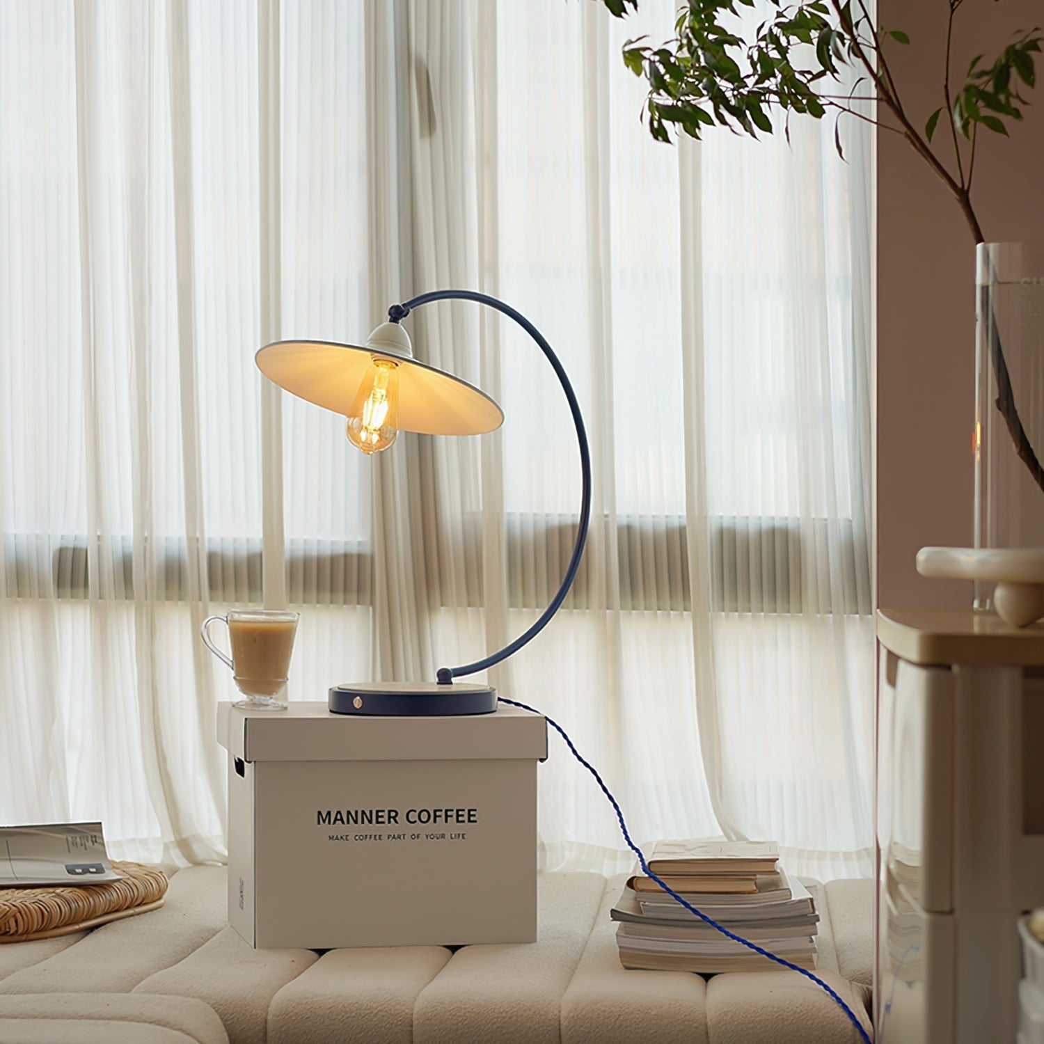 SwanGlow - Blauwe Design Tafellamp met Elegante Afwerking