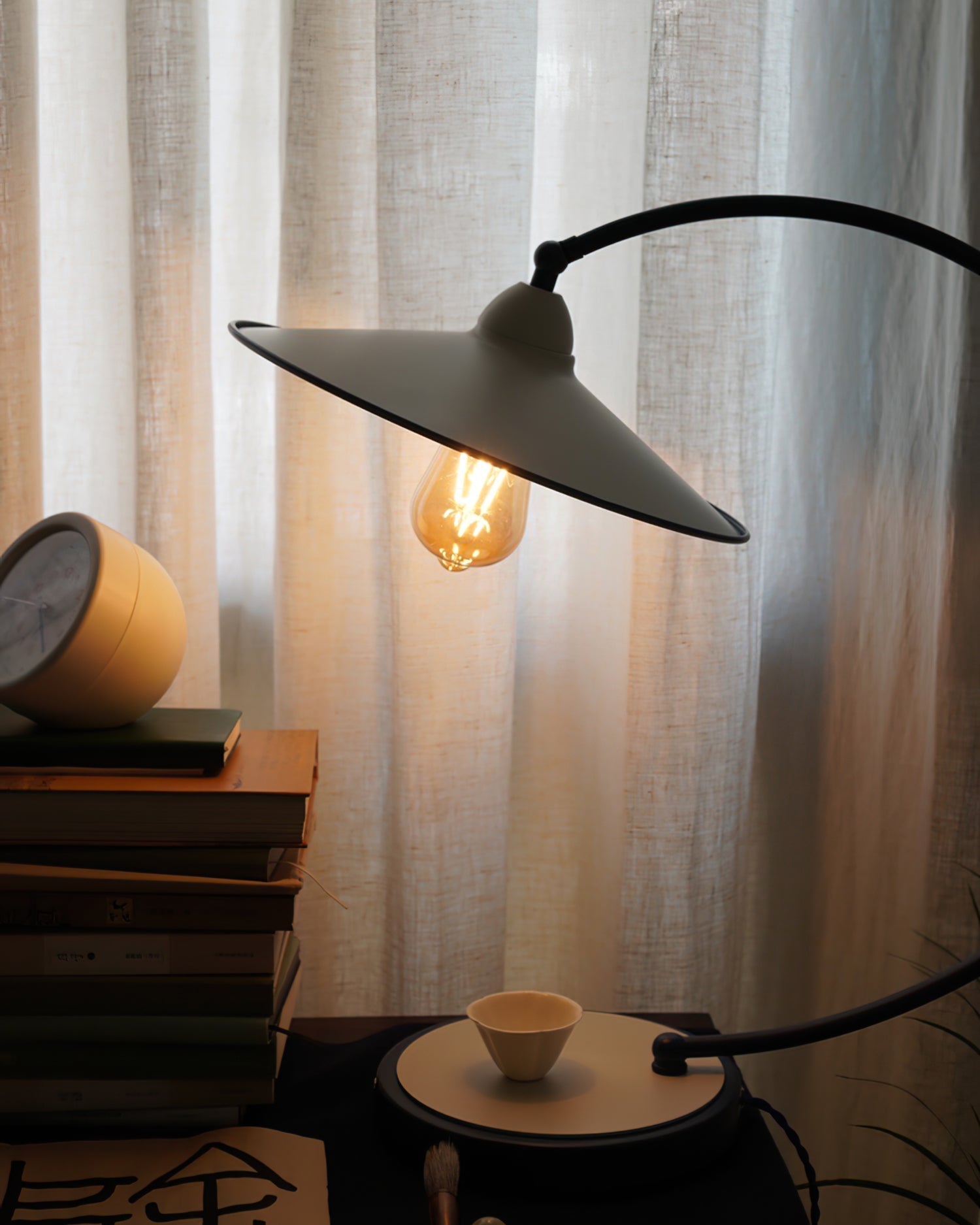 SwanGlow - Blauwe Design Tafellamp met Elegante Afwerking