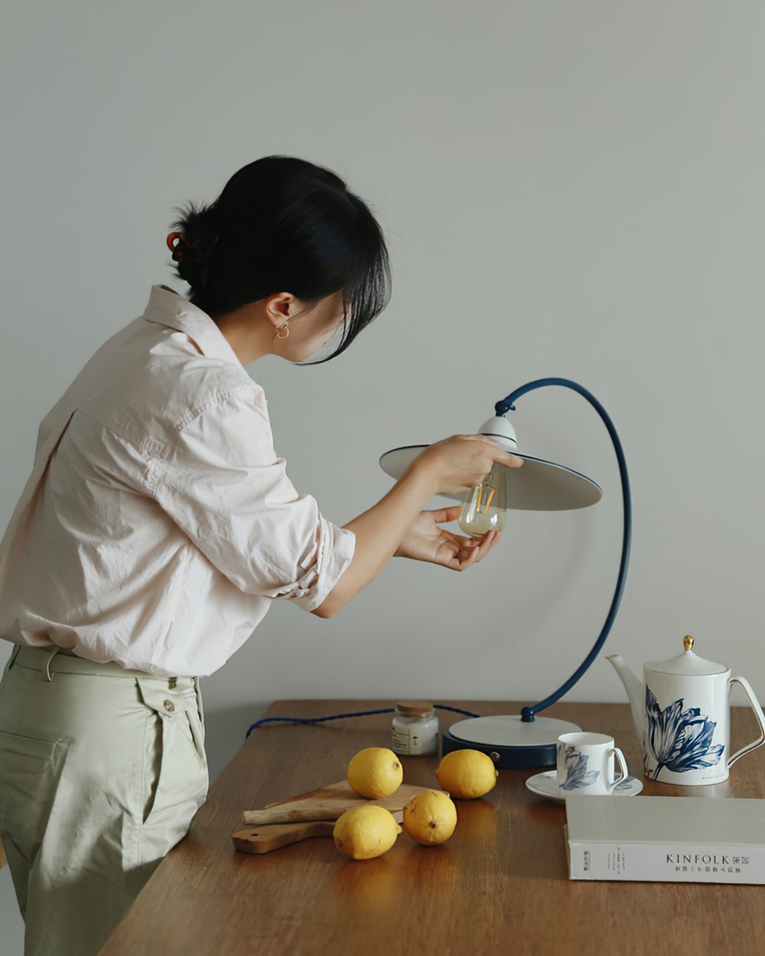 SwanGlow - Blauwe Design Tafellamp met Elegante Afwerking