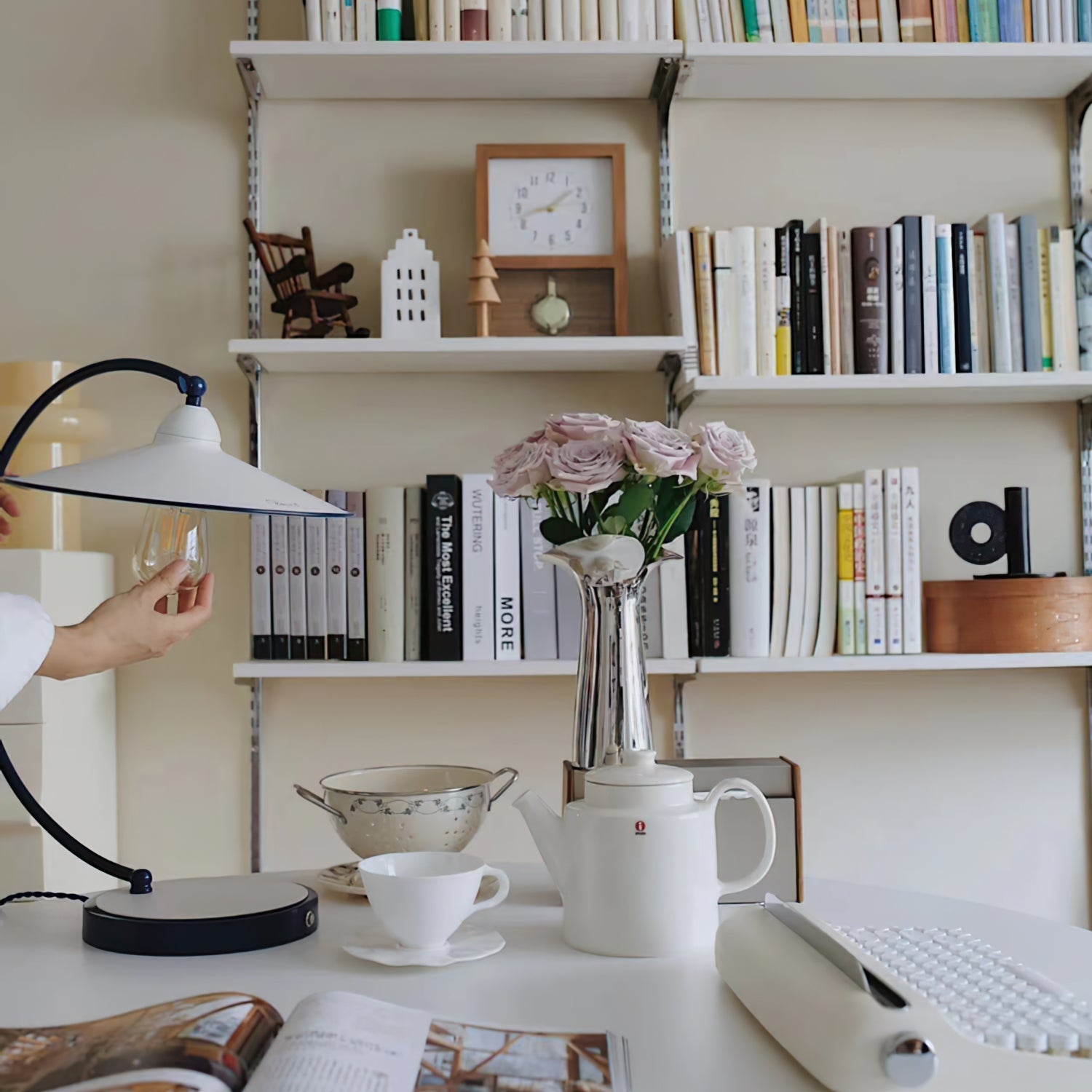 SwanGlow - Blauwe Design Tafellamp met Elegante Afwerking