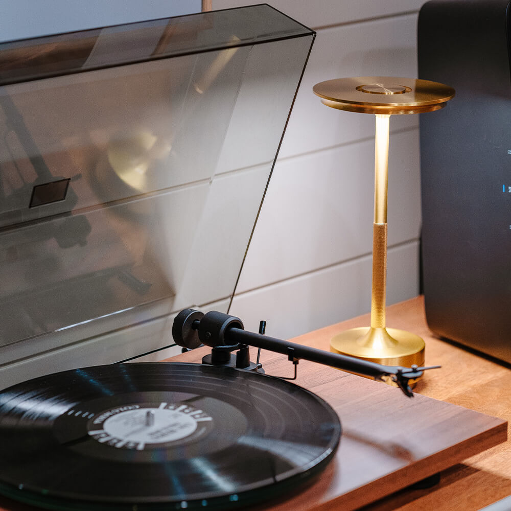 MetalSense - Lámpara de mesa metálica inalámbrica