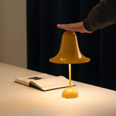Lámpara de mesa regulable en forma de jarra Bell