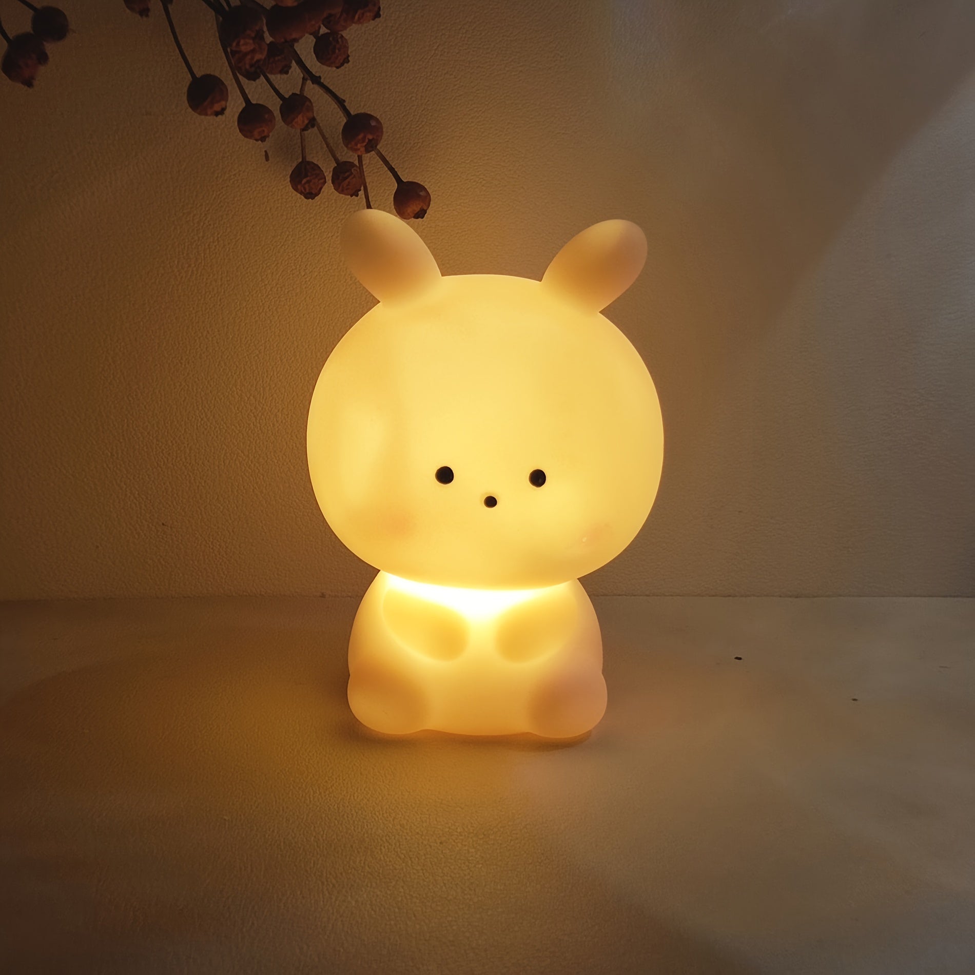 BunnyBright - Lámpara de mesa LED de conejo de cabeza grande con alimentación por batería y diseño de anime
