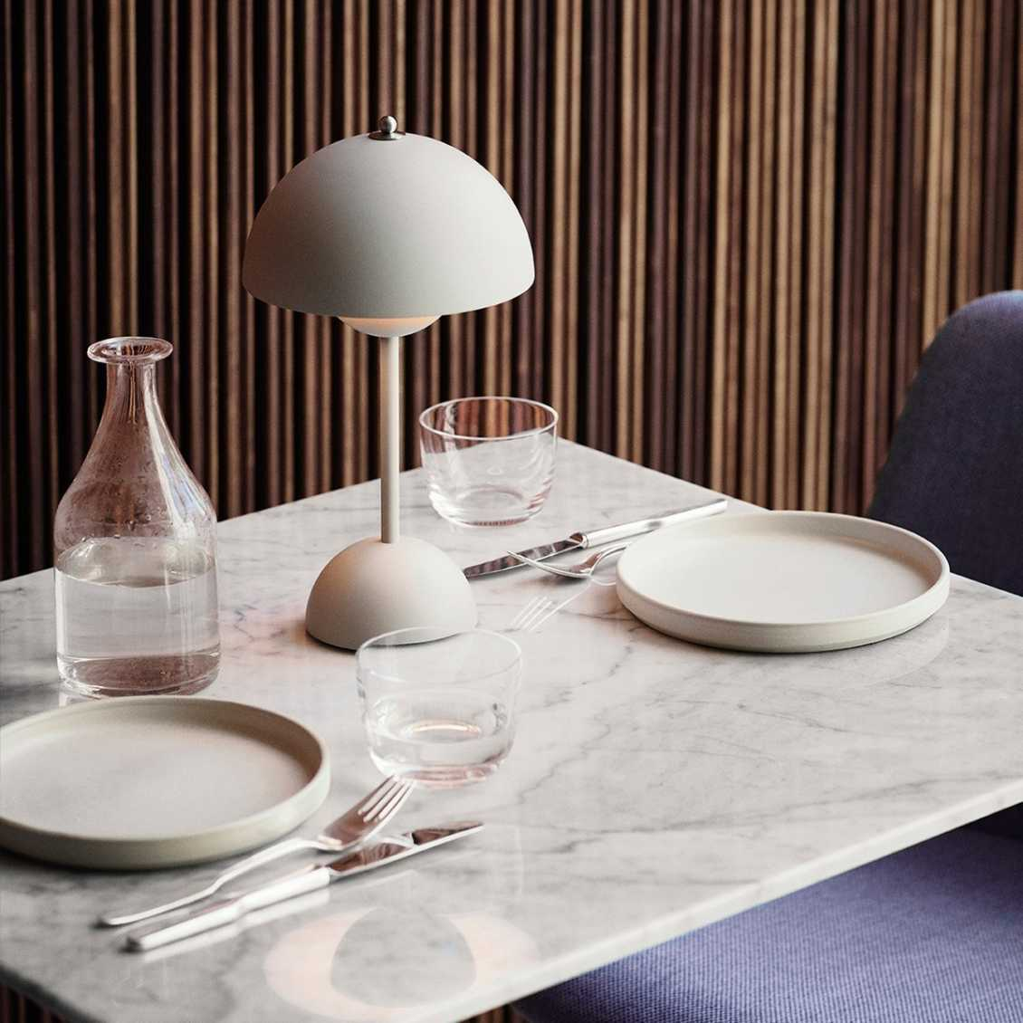 SolarFlare - Lampada da tavolo a LED per un interno accogliente