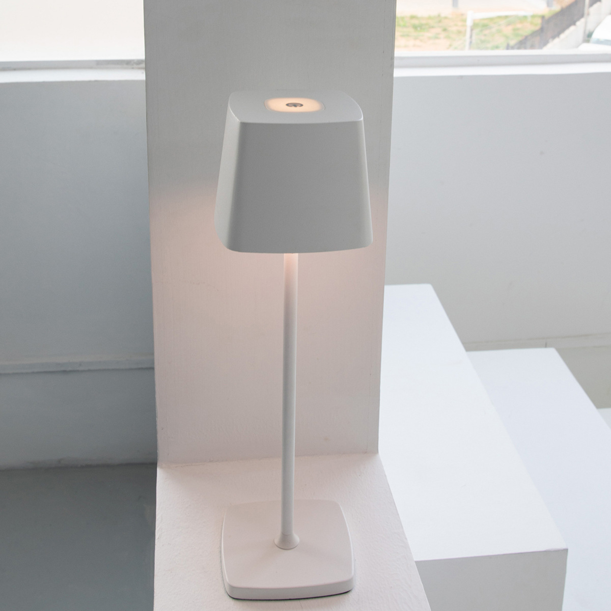Lámpara de mesa portátil con iluminación flexible