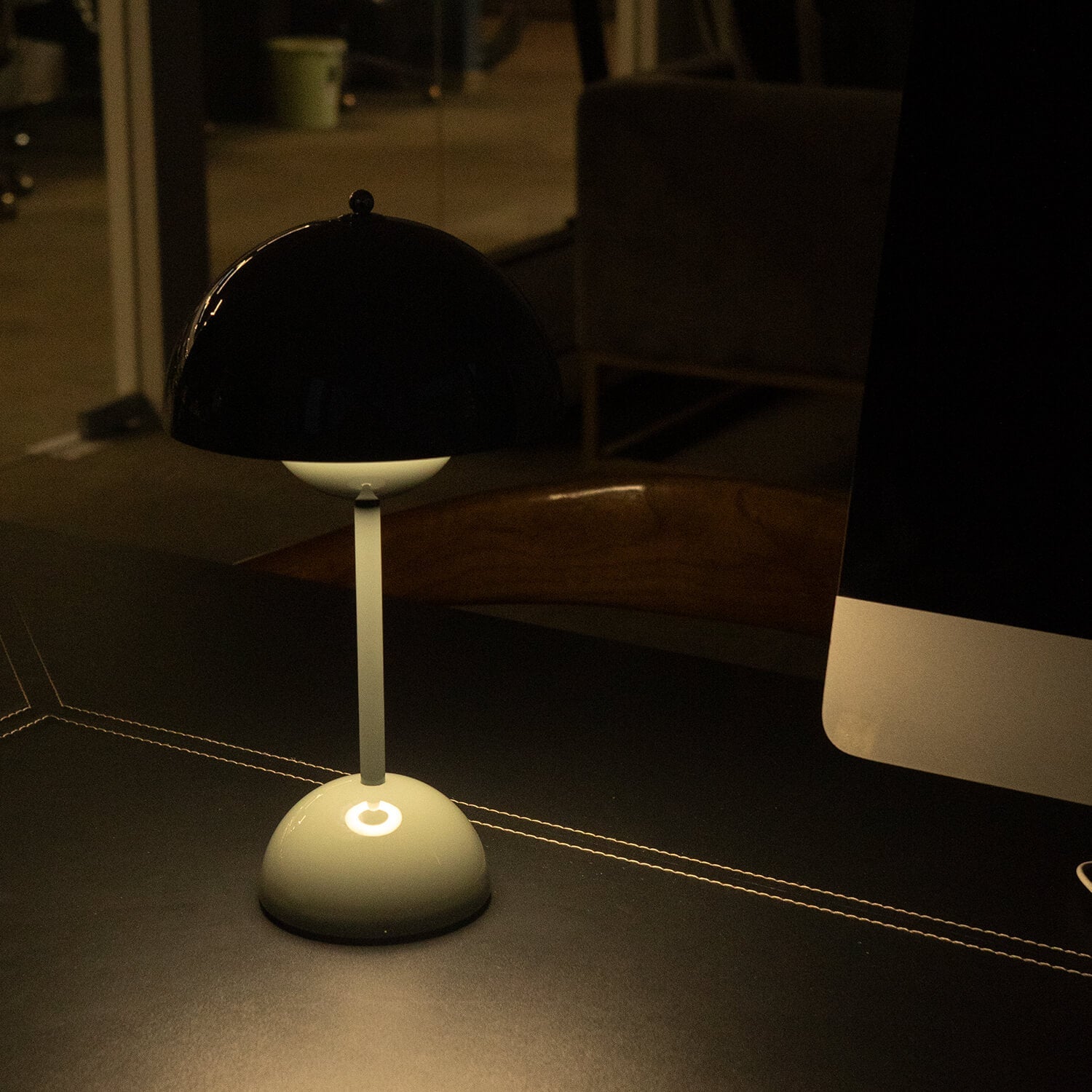 Lámpara de mesa Brulee Moderne resistente al agua, inalámbrica y recargable