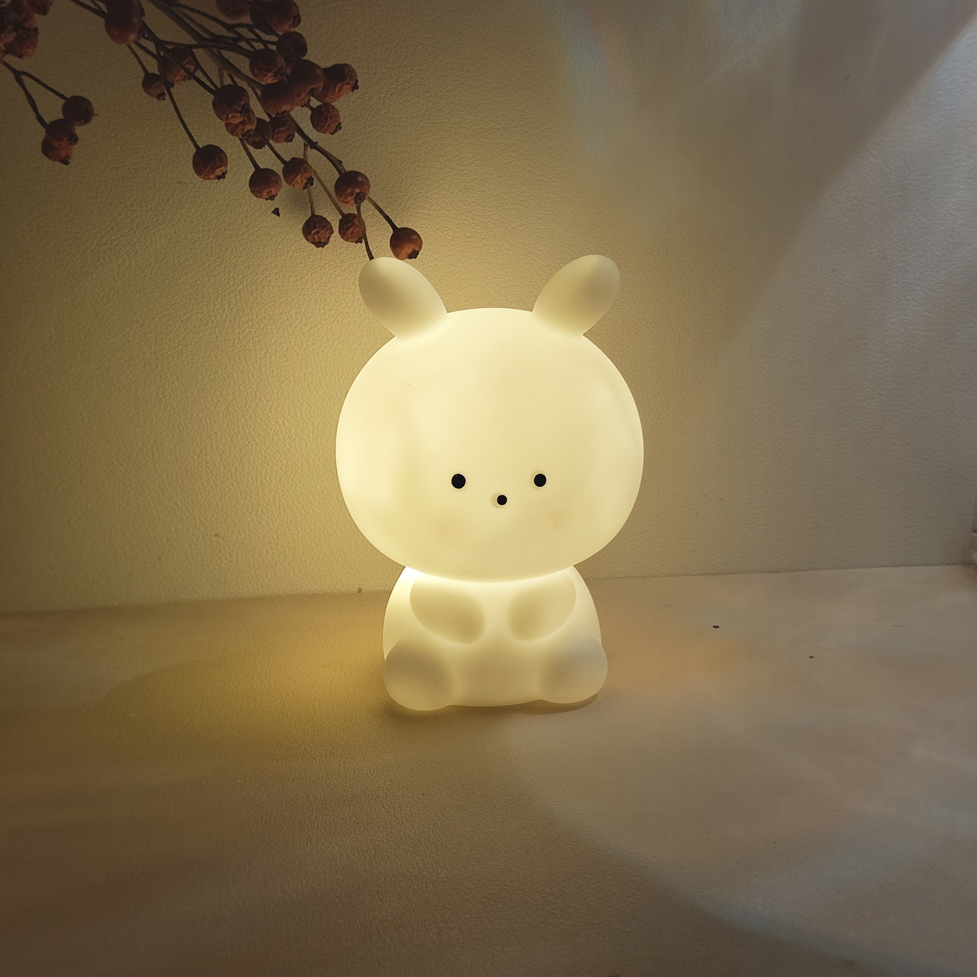BunnyBright - Lámpara de mesa LED de conejo de cabeza grande con alimentación por batería y diseño de anime