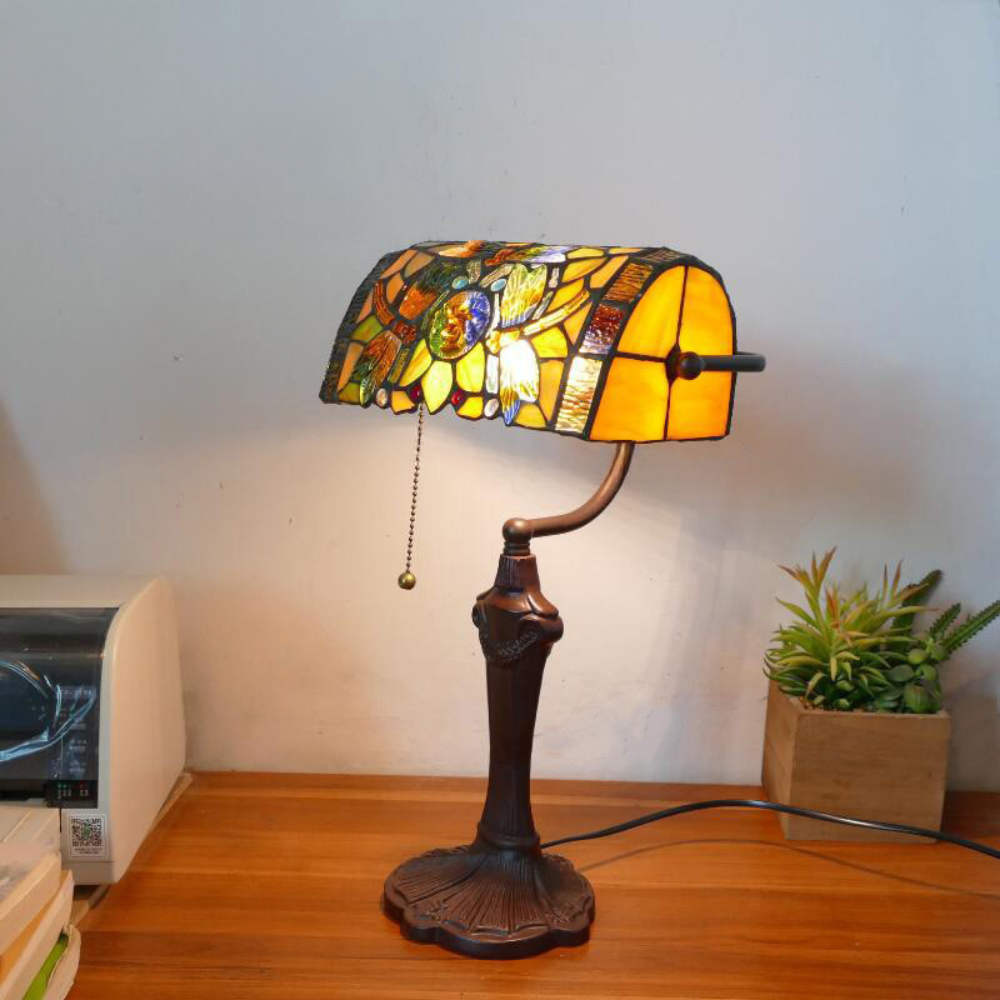 TiffanyBanker - Handgesneden Witte Bankierslamp met Vlinderpatroon