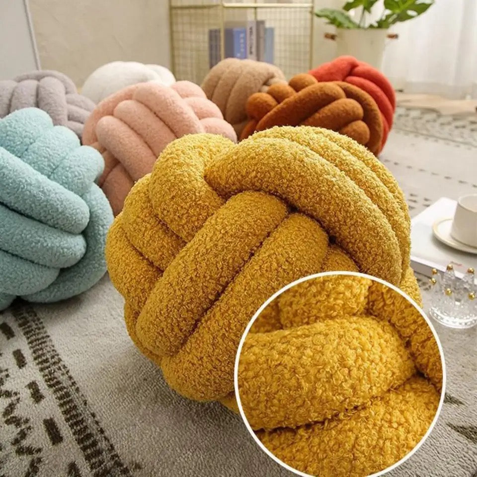 El cojín de boucle marrón con botón: Cojín de lujo de lana boucle marrón