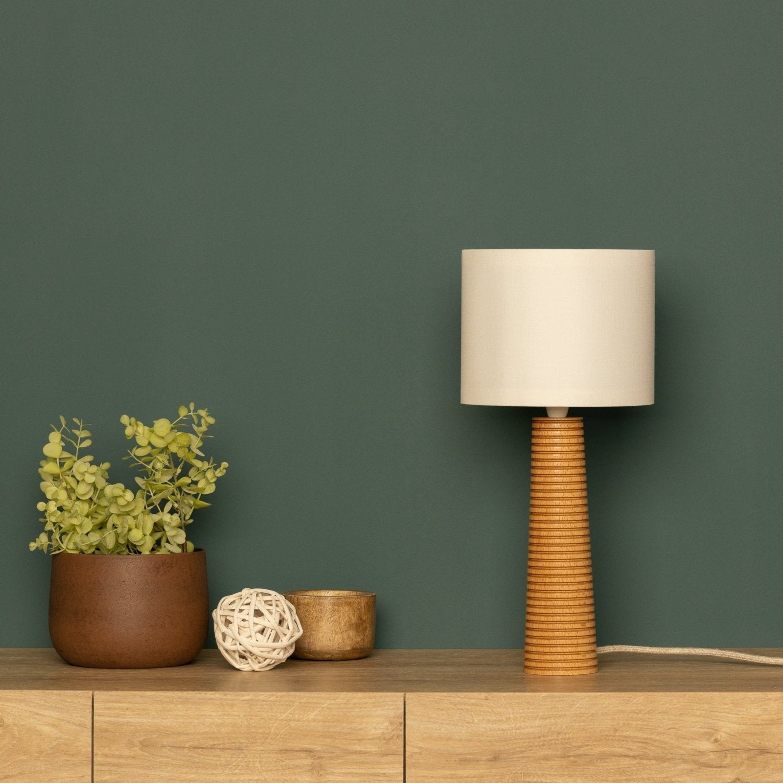 NordicGlow - Houten Tafellamp met Geplooide Voet en Stoffen Kap