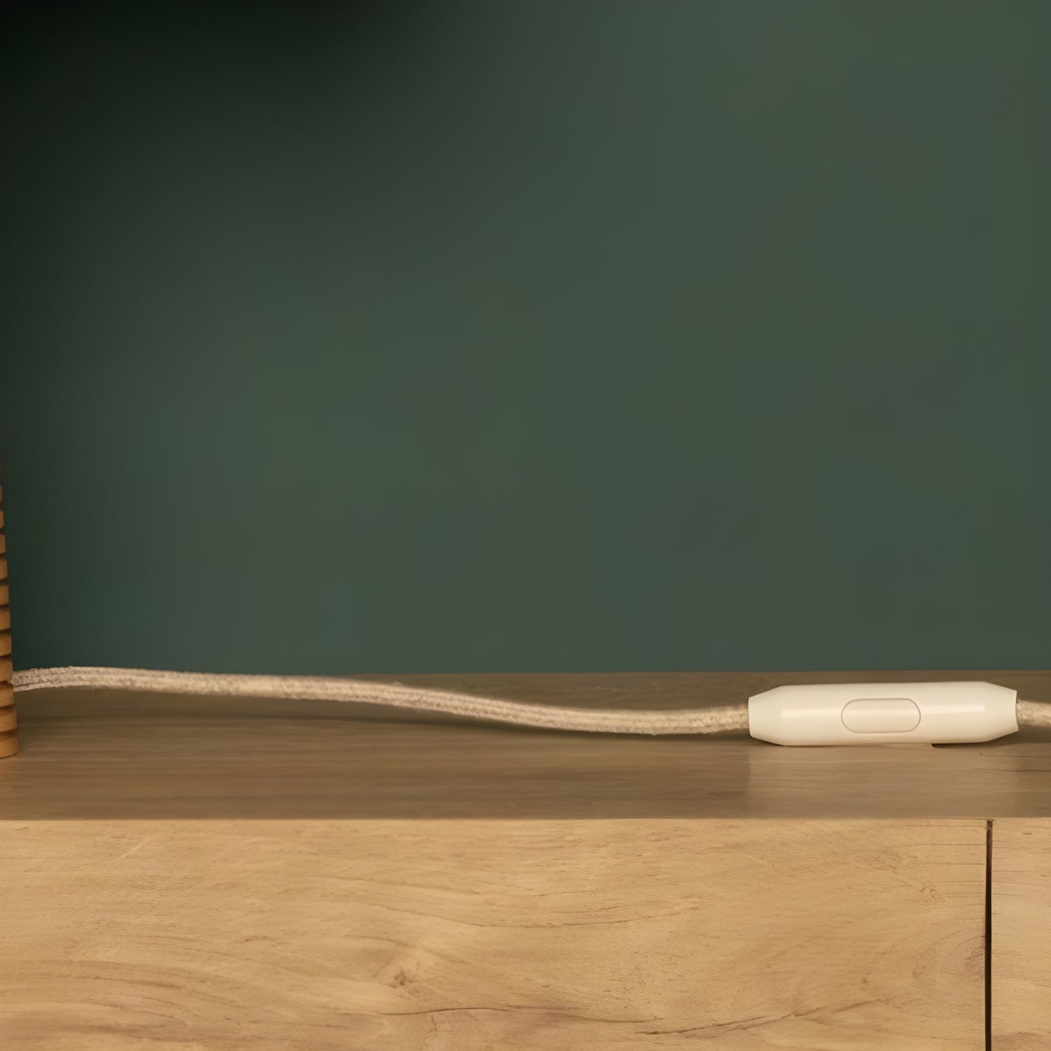 NordicGlow - Houten Tafellamp met Geplooide Voet en Stoffen Kap