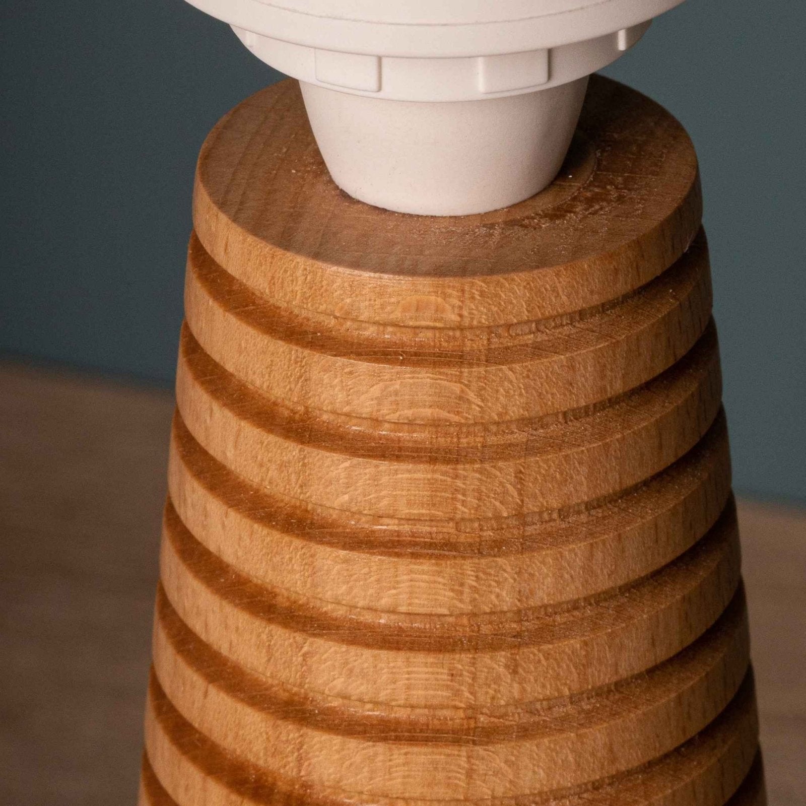 NordicGlow - Houten Tafellamp met Geplooide Voet en Stoffen Kap