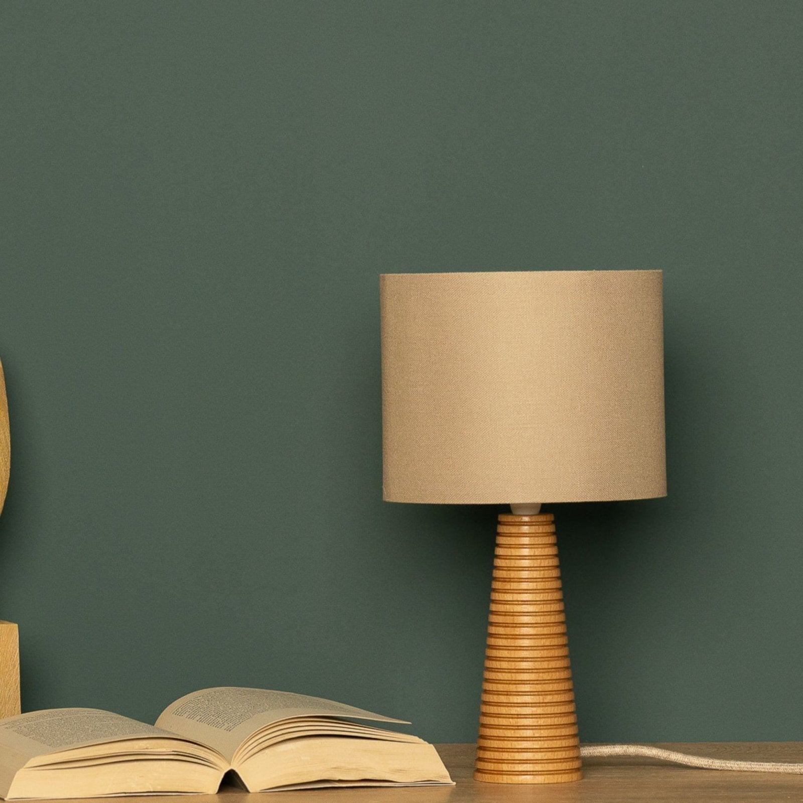 NordicGlow - Houten Tafellamp met Geplooide Voet en Stoffen Kap