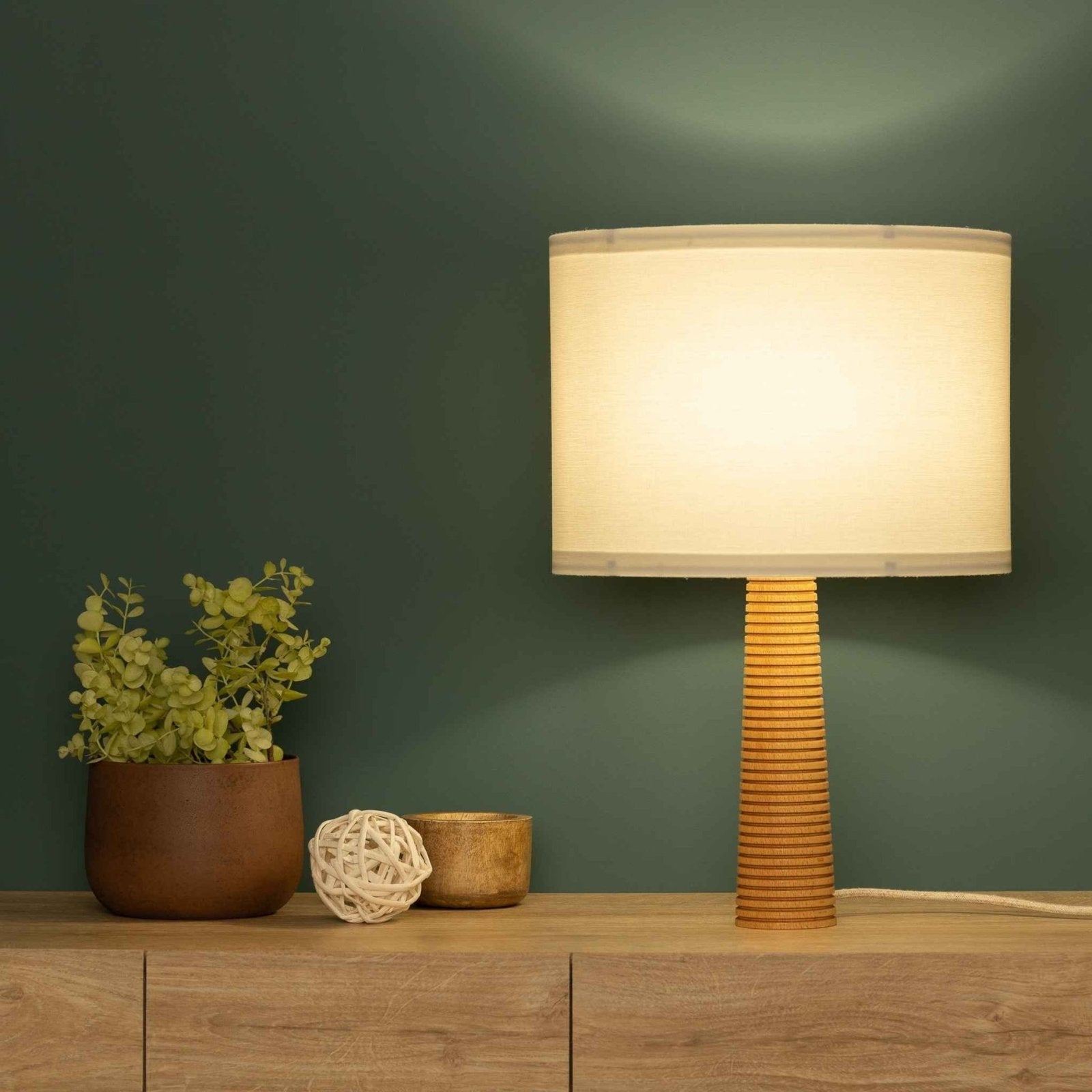 NordicGlow - Houten Tafellamp met Geplooide Voet en Stoffen Kap