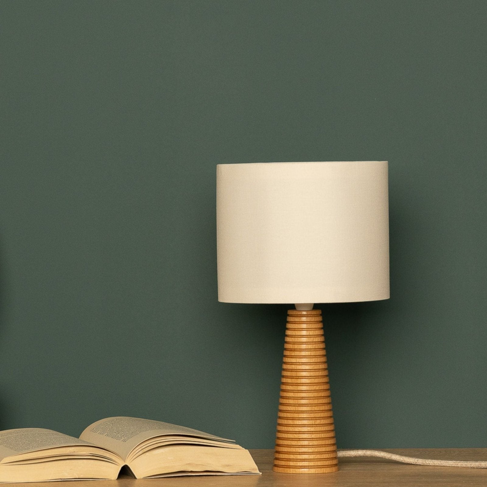NordicGlow - Houten Tafellamp met Geplooide Voet en Stoffen Kap