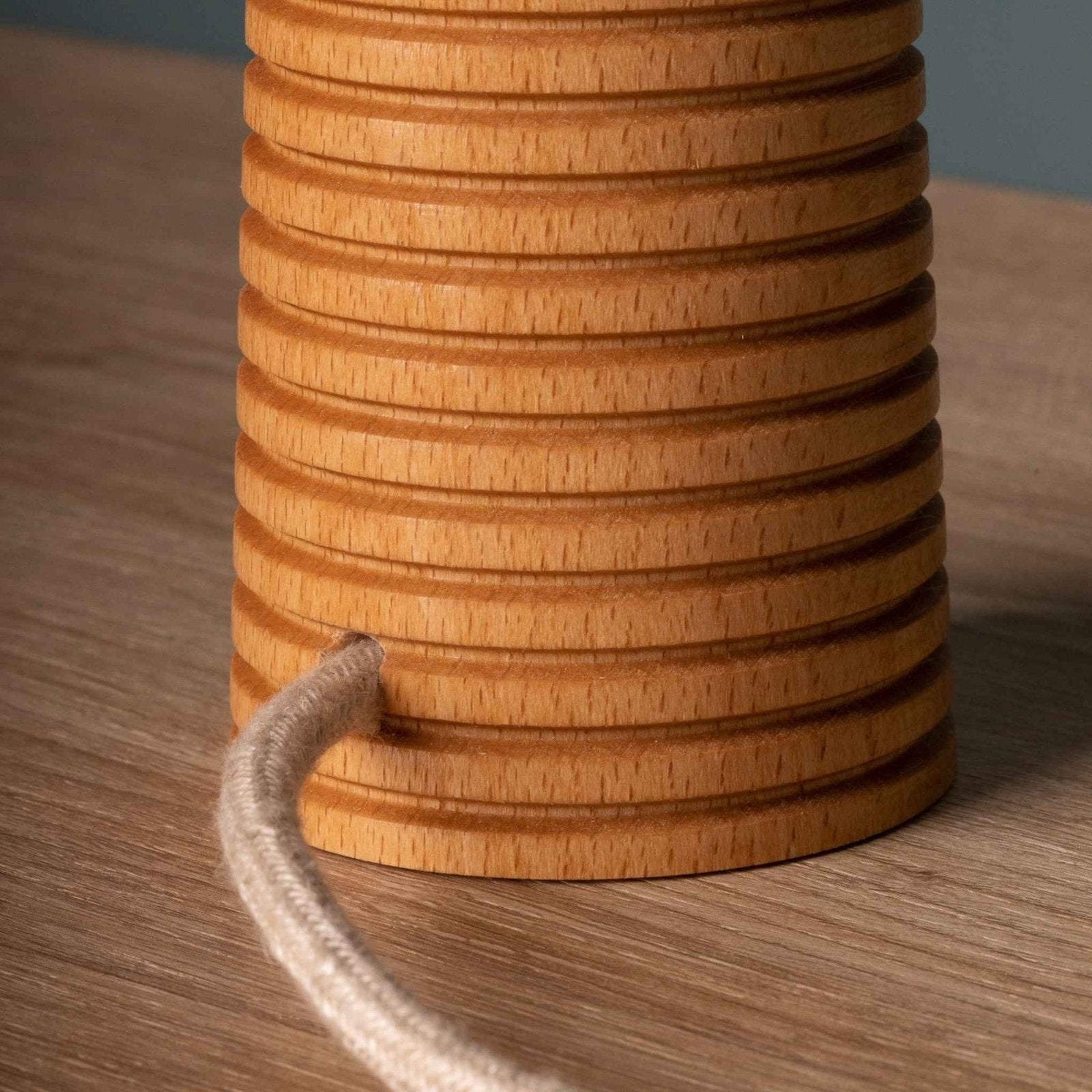 NordicGlow - Houten Tafellamp met Geplooide Voet en Stoffen Kap