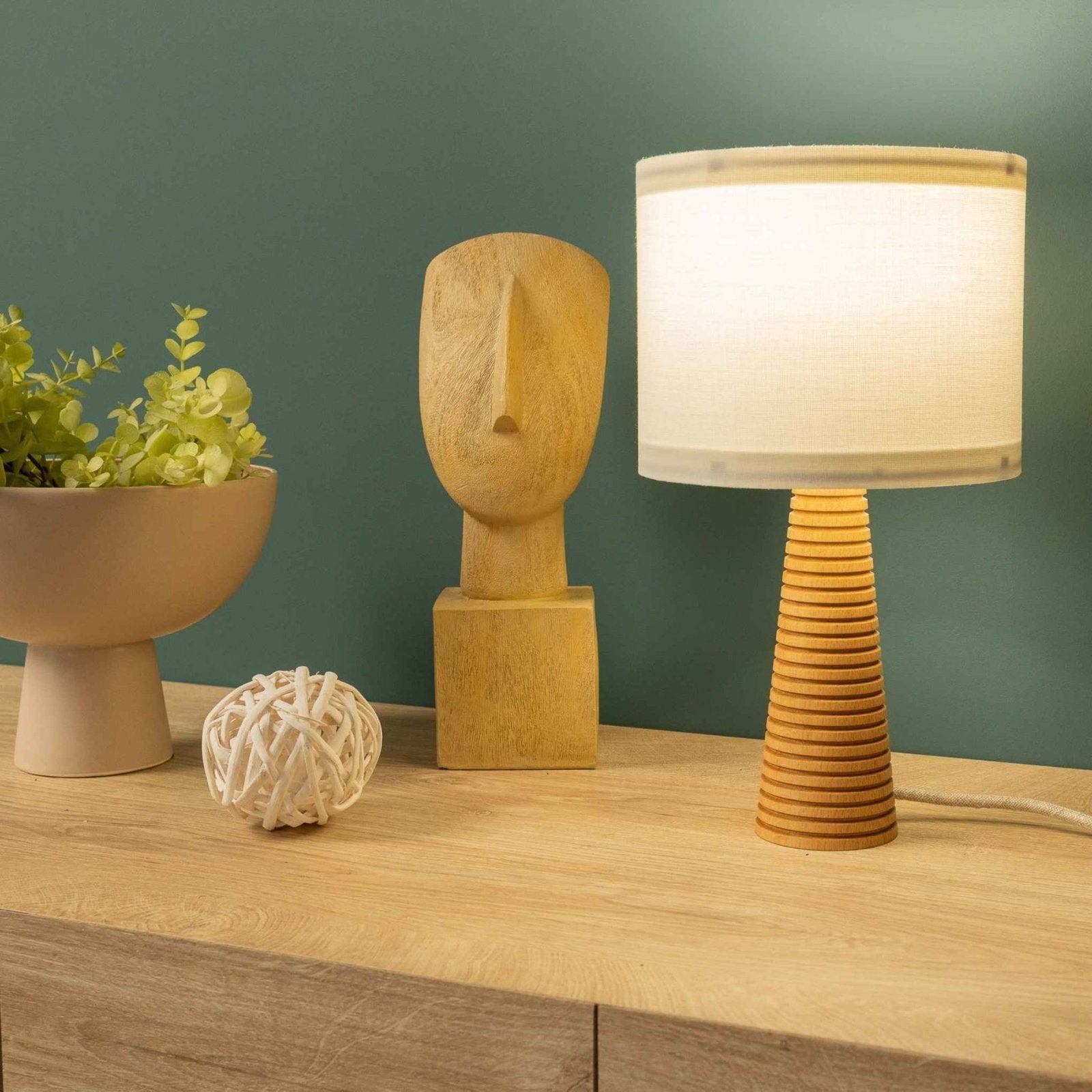 NordicGlow - Houten Tafellamp met Geplooide Voet en Stoffen Kap