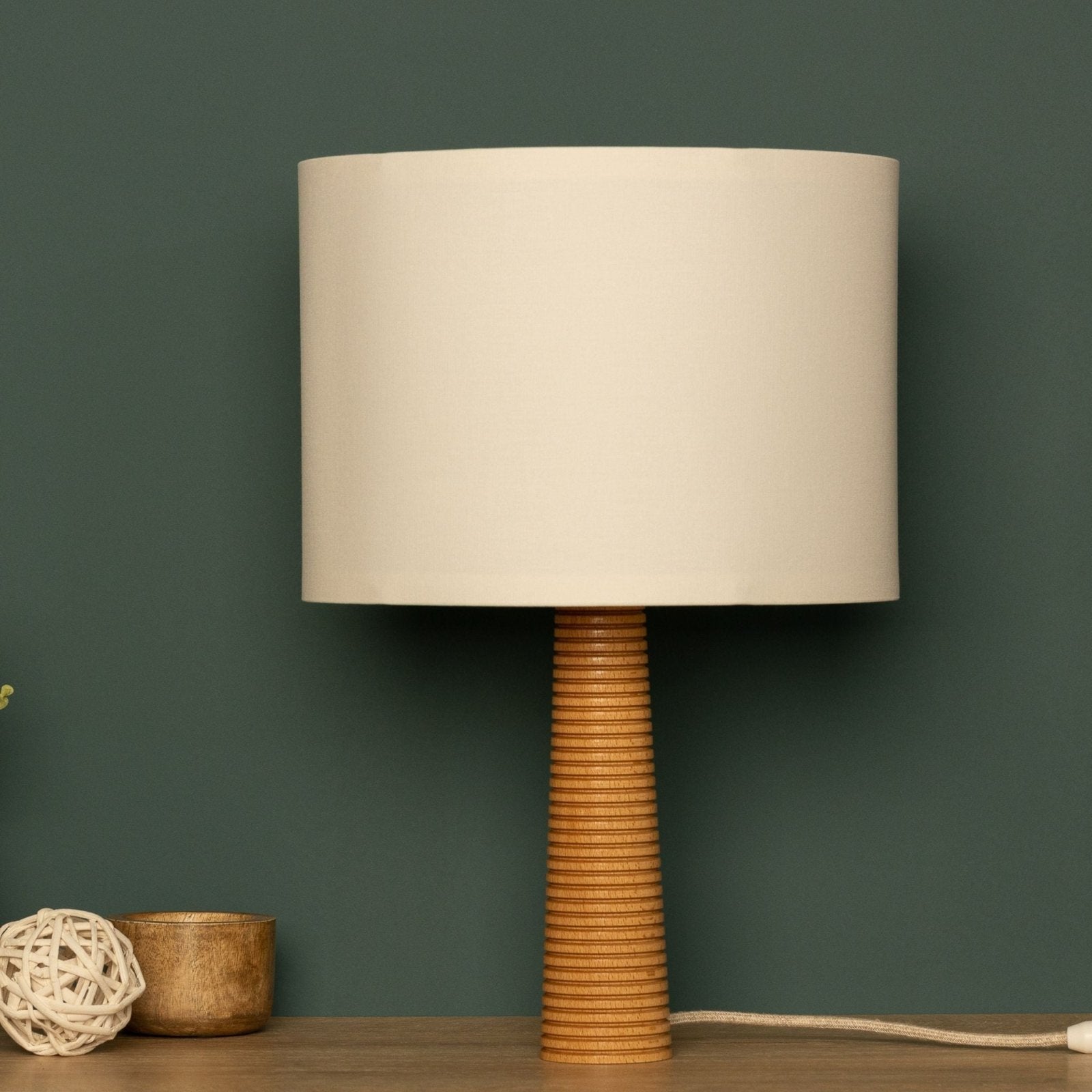 NordicGlow - Houten Tafellamp met Geplooide Voet en Stoffen Kap