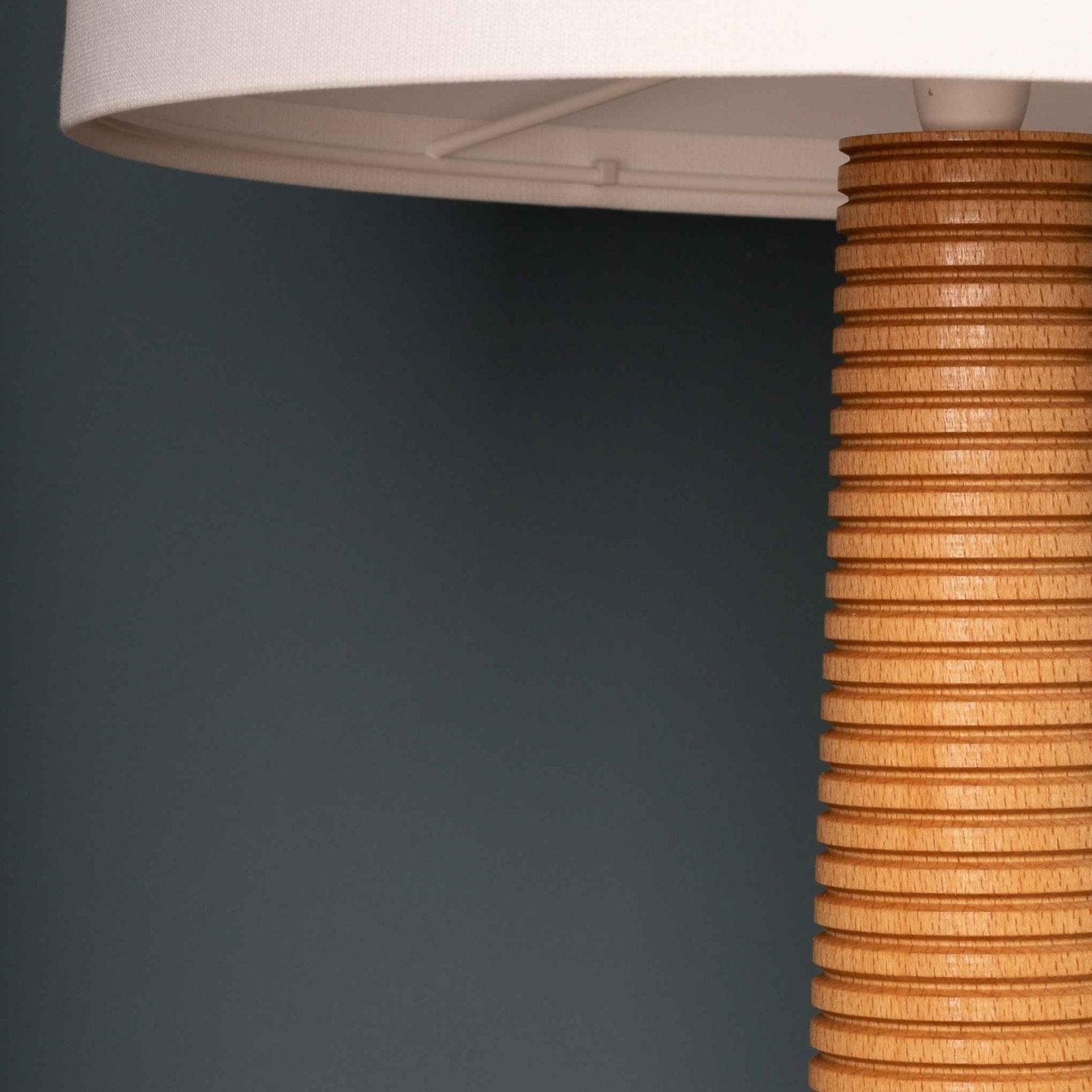 NordicGlow - Houten Tafellamp met Geplooide Voet en Stoffen Kap