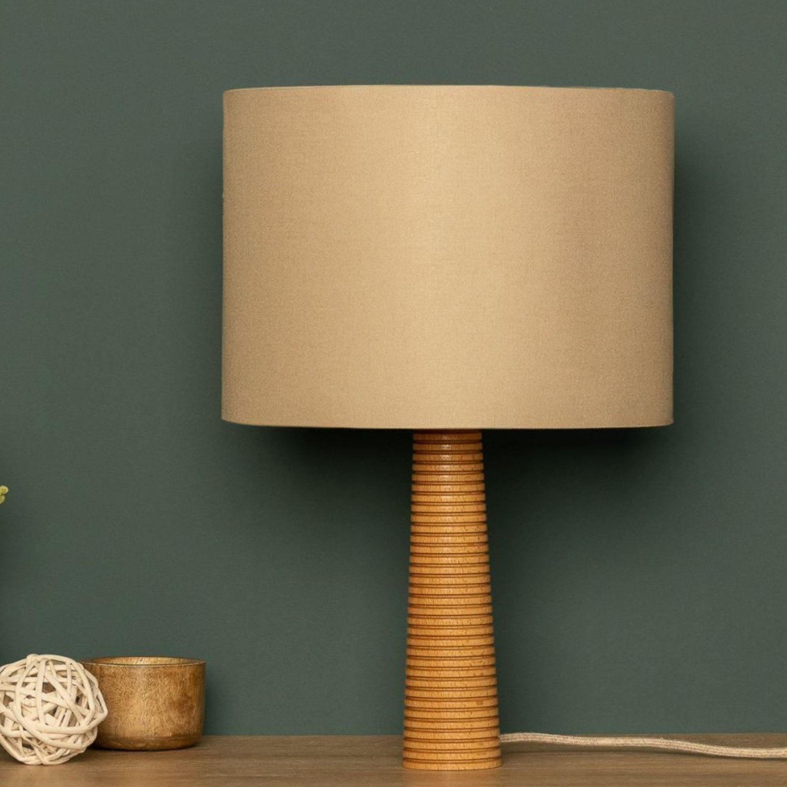 NordicGlow - Houten Tafellamp met Geplooide Voet en Stoffen Kap