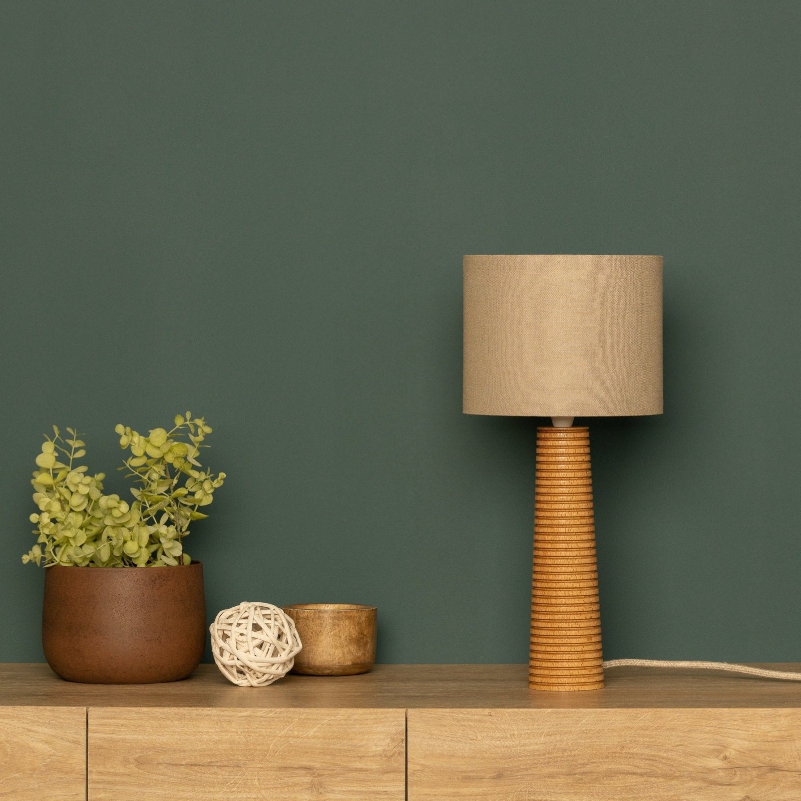 NordicGlow - Houten Tafellamp met Geplooide Voet en Stoffen Kap