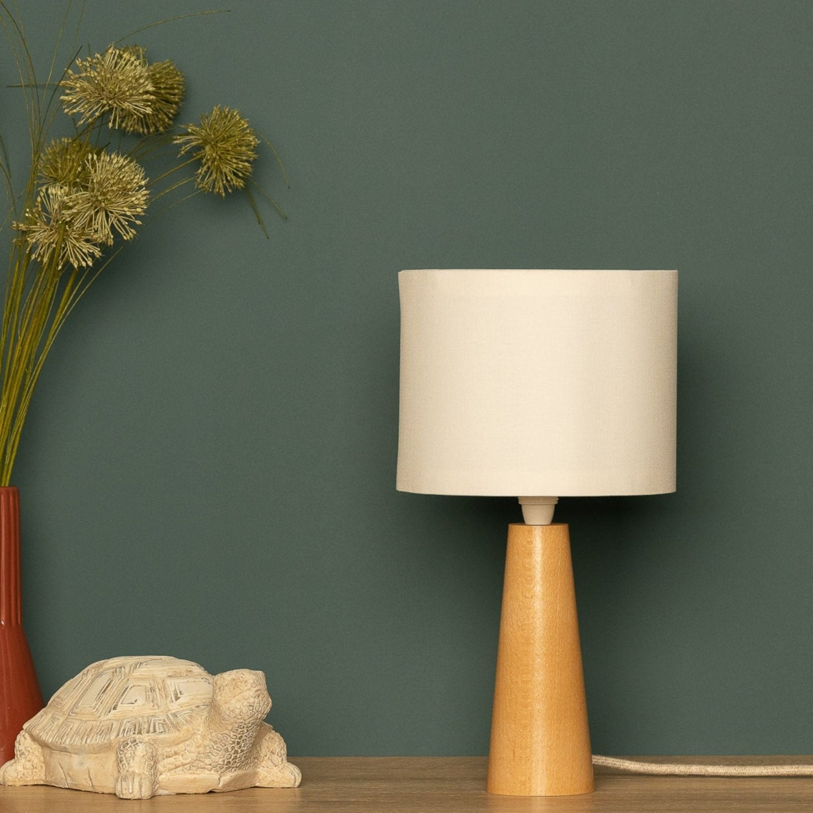 NordicGlow - Minimalistische Houten Tafellamp met Stoffen Kap voor Woon- & Slaapkamer